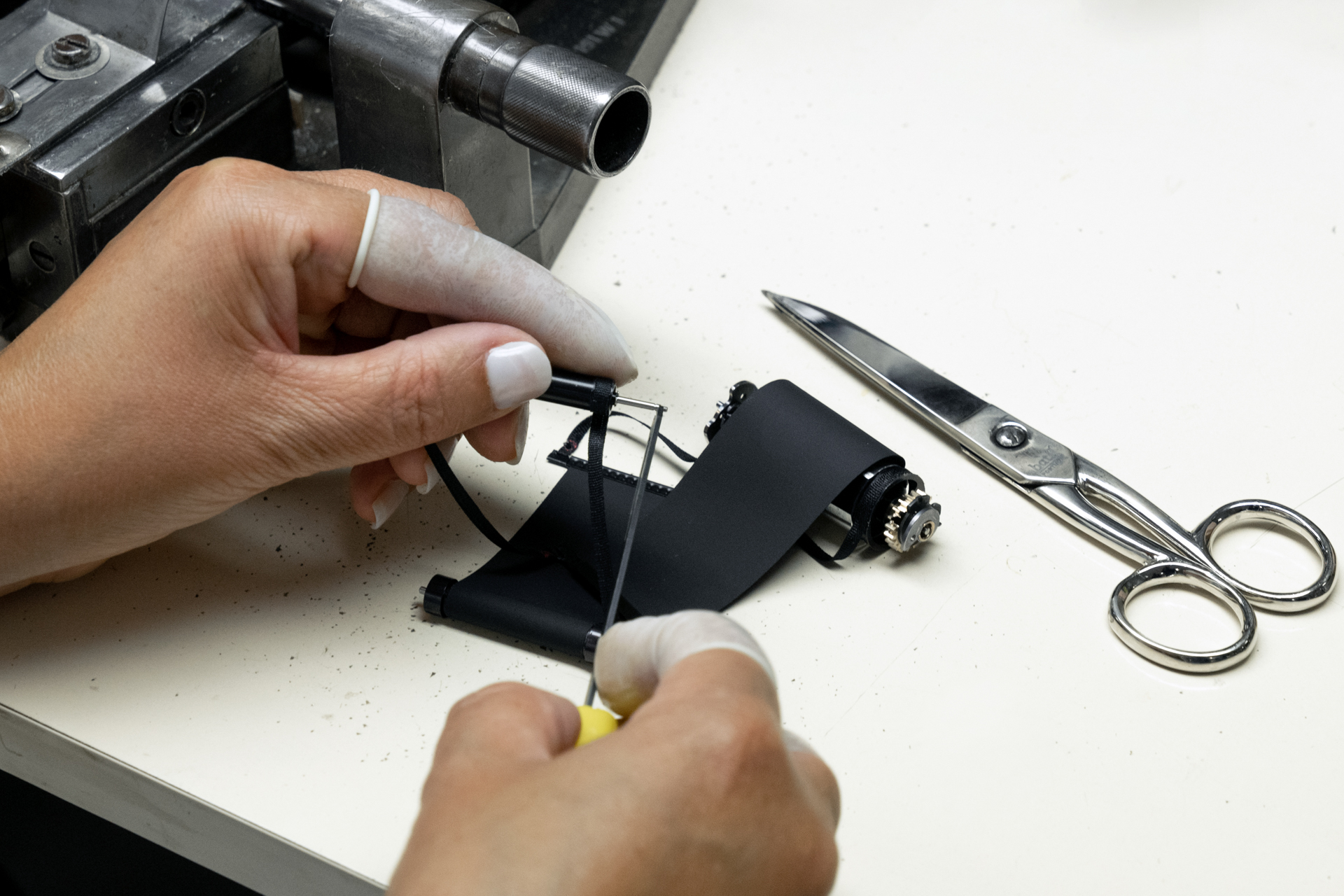 ポルトガル工場の公式画像。ライカM6のシャッター幕とドラム、距離計、スローガバナー、プリズム