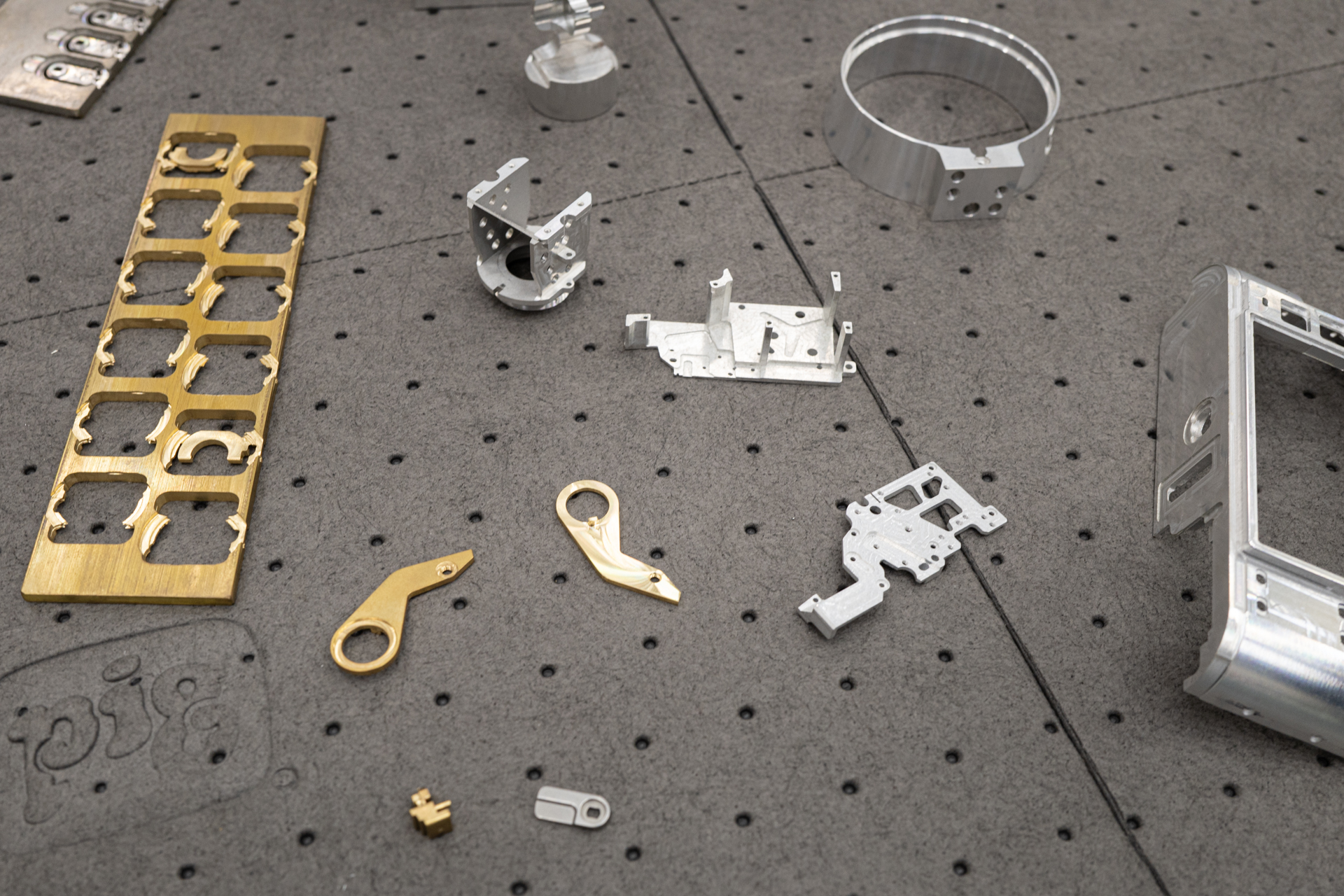 金属パーツの例。巻き上げレバー、ベースプレートのキーなど、見慣れた形状も