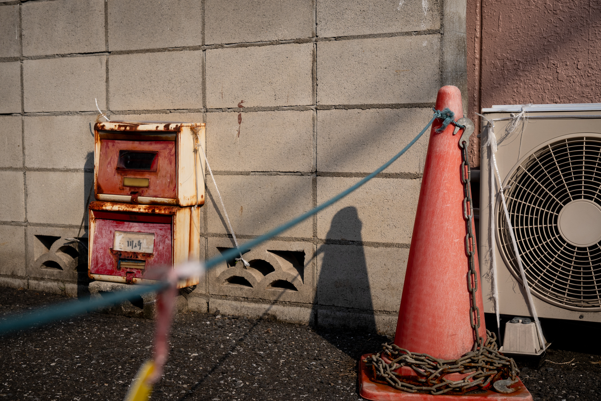 片隅の光景。筆者の好物が揃いました。ブロック塀とか古ぼけたポストとかカラーコーンを被写体にしたことで描写力を感じてしまうというのもヘンな話です。色再現も厚みがあってよい感じですね<br>LUMIX S5IIX／28-70mm F2.8 DG DN／絞り優先AE（50mm・F8・1/2,000秒・-0.7EV）／ISO 400