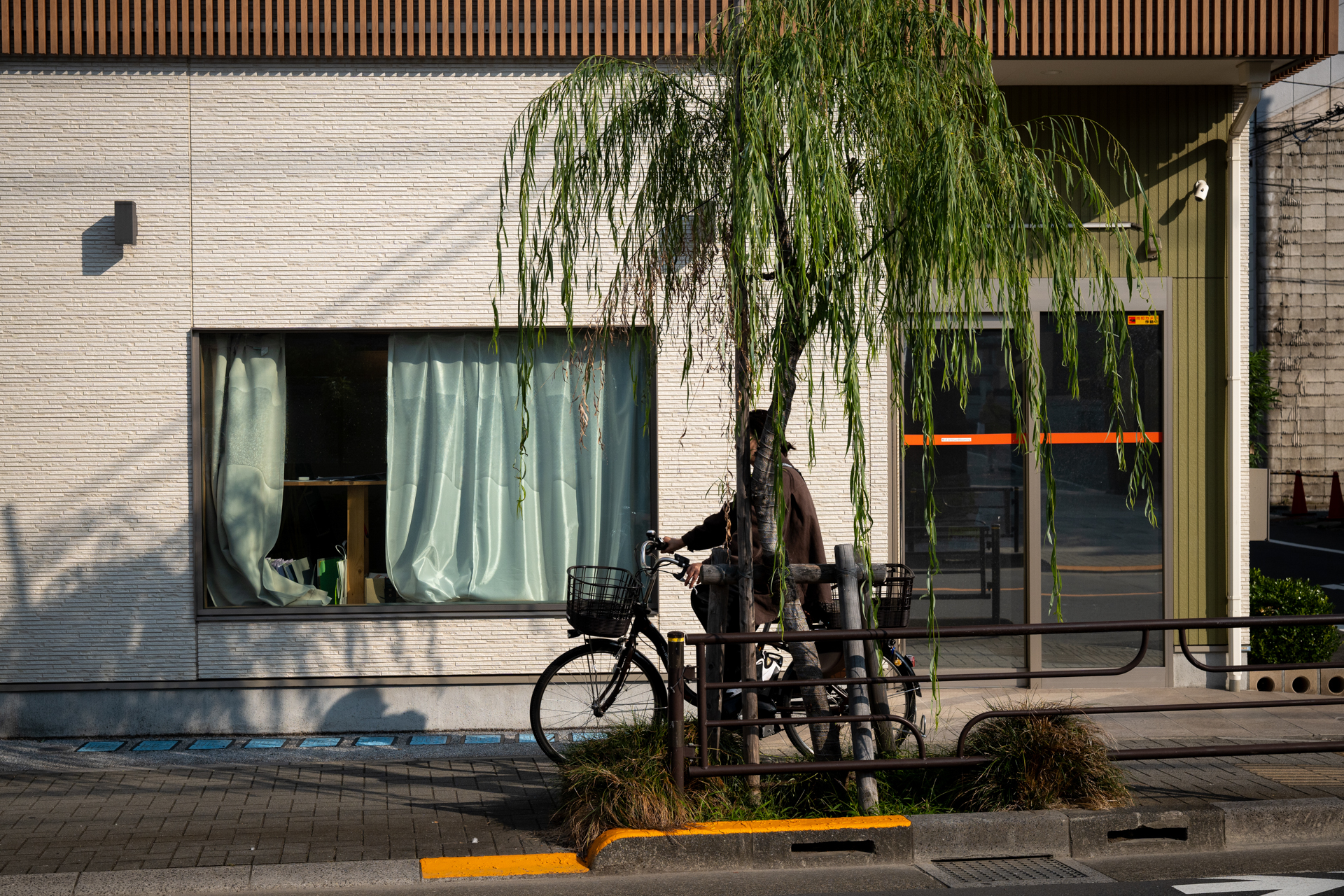 素直な描写のようでいて、品格を感じる再現だと個人的には思っています。スナップショットは標準から中望遠域の焦点距離のレンズでも楽しいのではないかと最近考え始めており、あれこれ望遠ズームなんかも探しています<br>LUMIX S5IIX／28-70mm F2.8 DG DN／絞り優先AE（50mm・F8・1/2,000秒・-0.7EV）／ISO 400