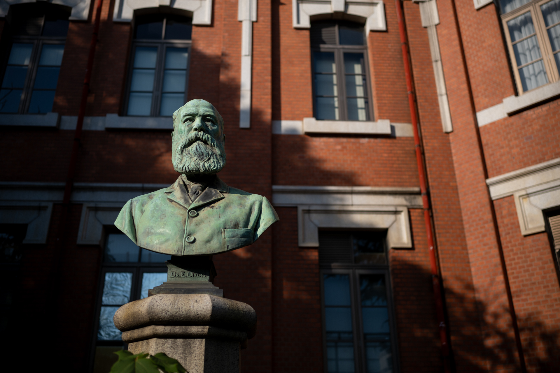 モニュメント。ハイライト基調に露出を与えています。シャドーも自然にあがって来るのは高く評価したい点です。階調再現の豊富さが奥行きを与えるので中身のない写真でもそれなりには見えます<br>LUMIX S5IIX／35mm F2 DG DN／絞り優先AE（F2.2・1/6,400秒・-1EV）／ISO 100