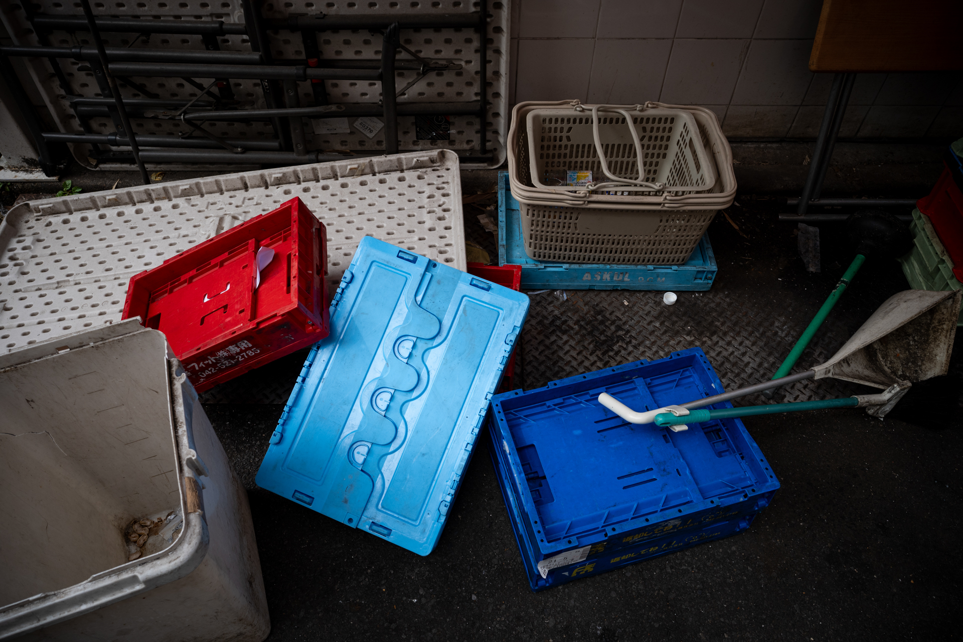 繁華街。鈍い朝の光の中でも色をきっちり拾ってゆきますね。こういう条件で信頼できる色再現をすると、カメラを見直す良いきっかけとなります<br>LUMIX S5IIX／24mm F3.5 DG DN／絞り優先AE（F8・1/160秒・-0.3EV）／ISO 400