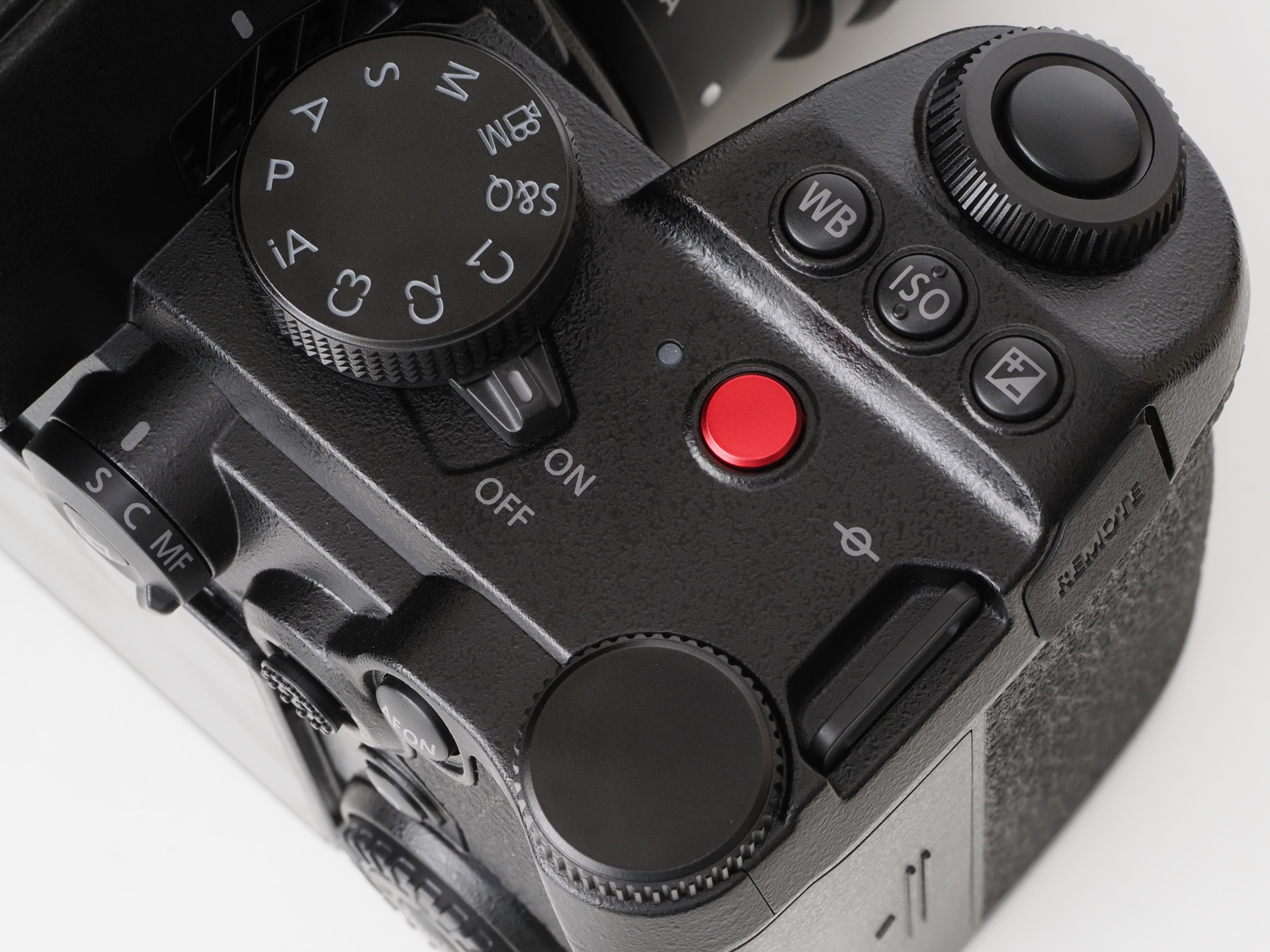 各種ボタン、ダイヤルとかの表記も目立たないように薄いグレーになっています。筆者も加齢による目玉の感度性能低下があるので正直、光の条件によっては見づらいのですが、多機能なカメラでも自分の撮影設定ってある程度は決まっているので、あれこれいじくることはないため問題はなく。実用上はさほど困らないわけです