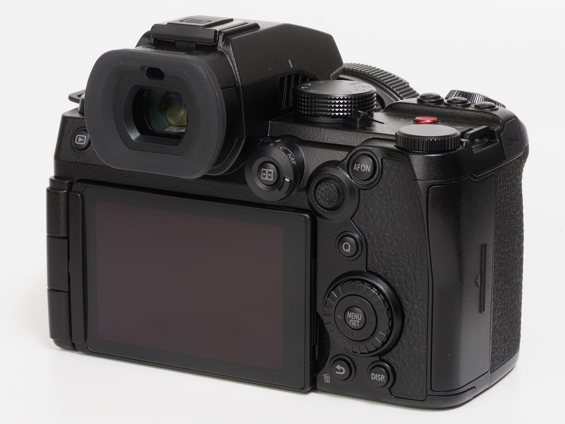 背面のモニターはバリアングル。動画を主に置いた「意識」は各部から感じられますね。でも全体のデザインを含めてスチルカメラとしての機能も十分で、なかなかの満足度をみせています。この機能のままフラットタイプのものとか出せないかしら