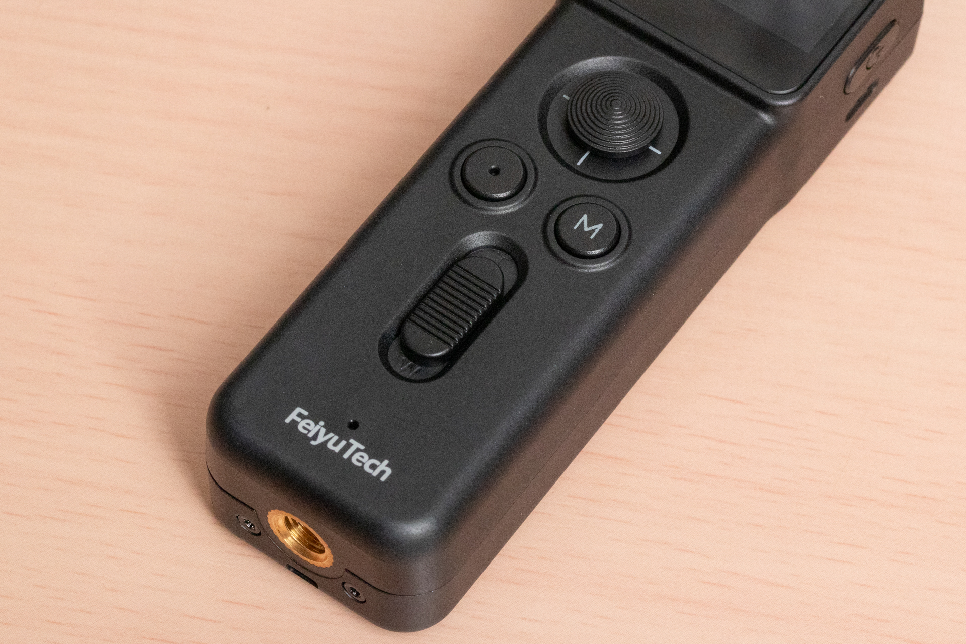 リモコンの操作部。三脚穴も装備している