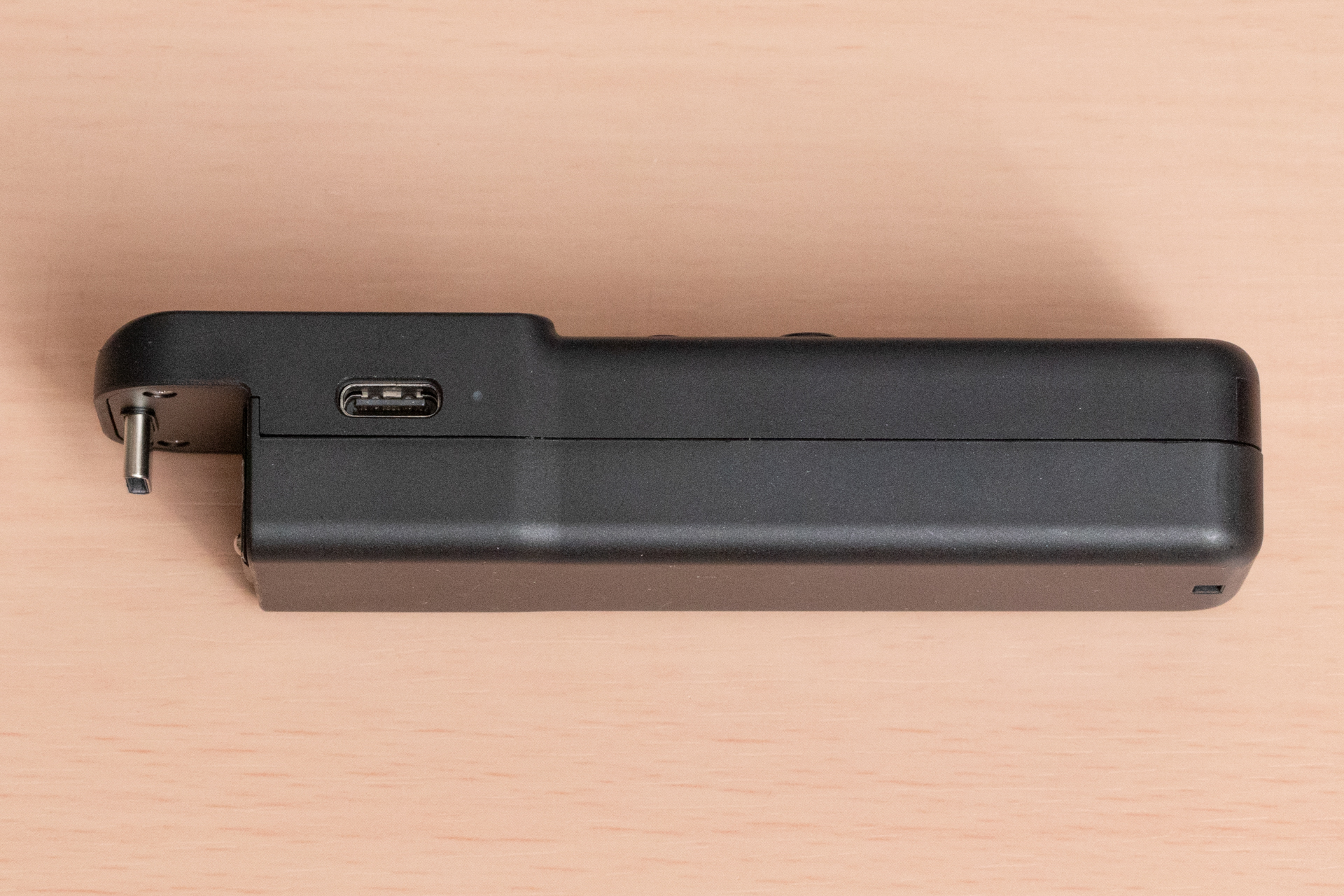 USB Type-C端子で給電する。カメラヘッドを付けていれば、そちらも同時に充電可能
