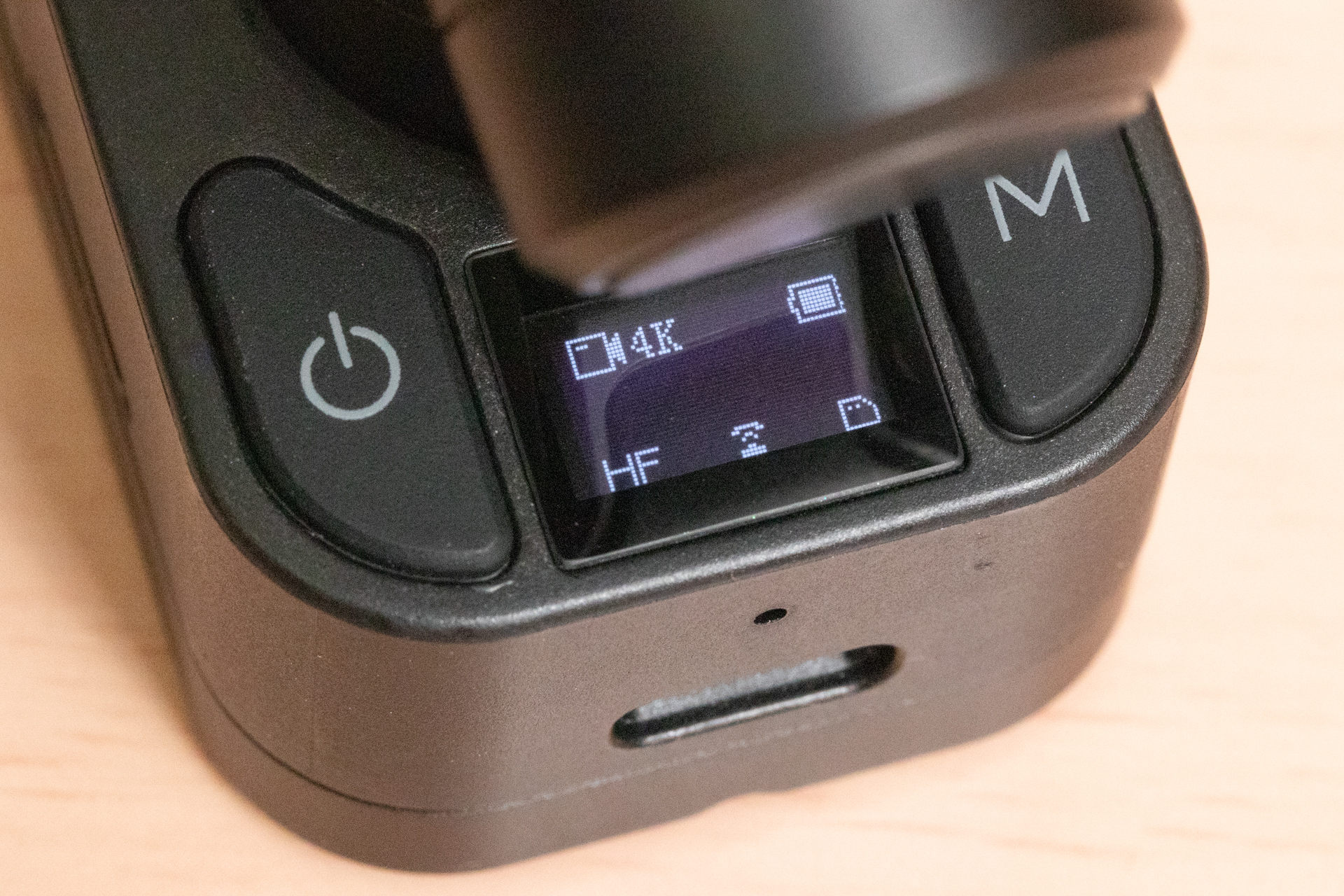 カメラヘッドにも表示パネルやモードボタン、録画ボタンなどがあり単体でも撮影は可能