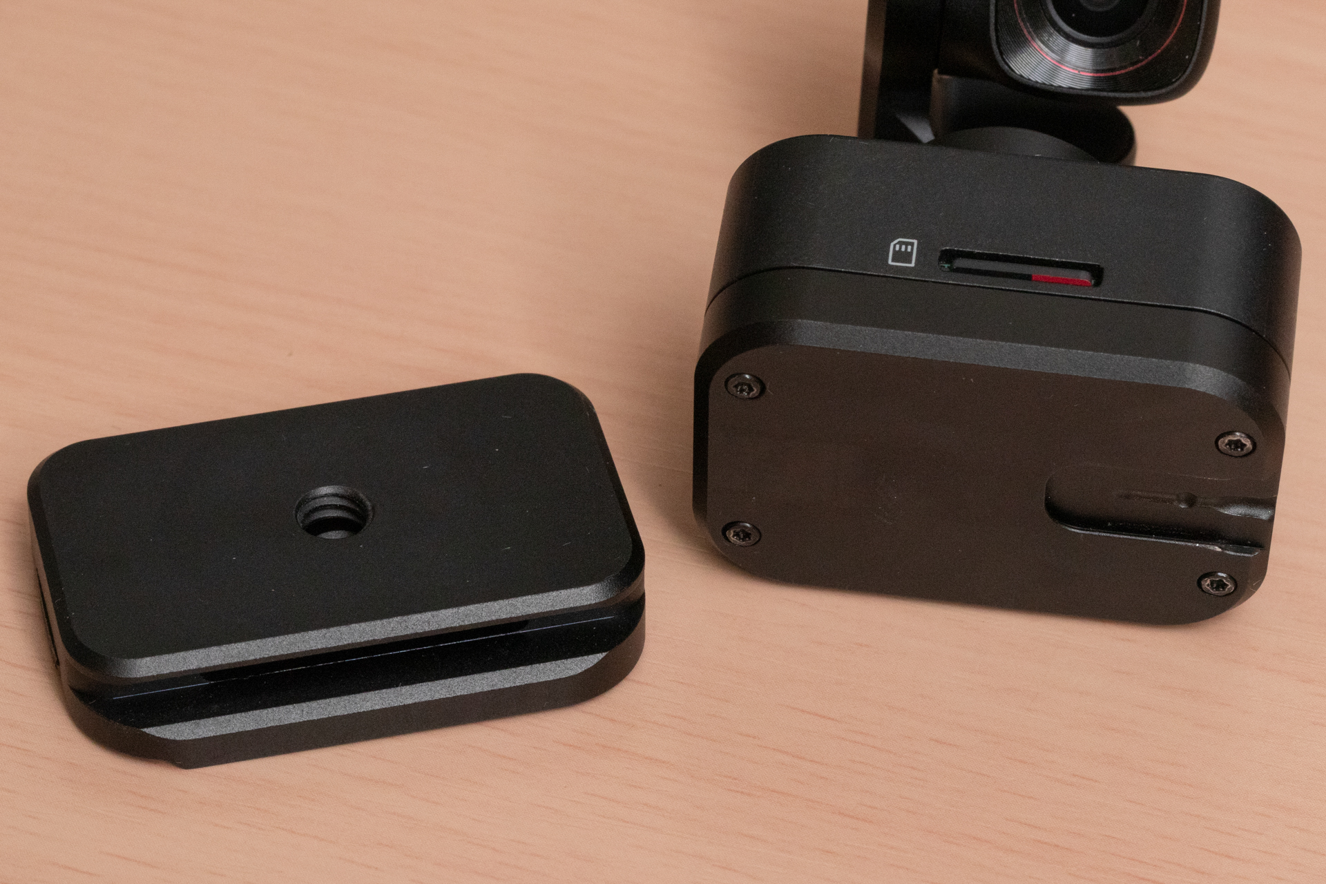 カメラヘッドを三脚に付ける際は付属のプレートを使用する