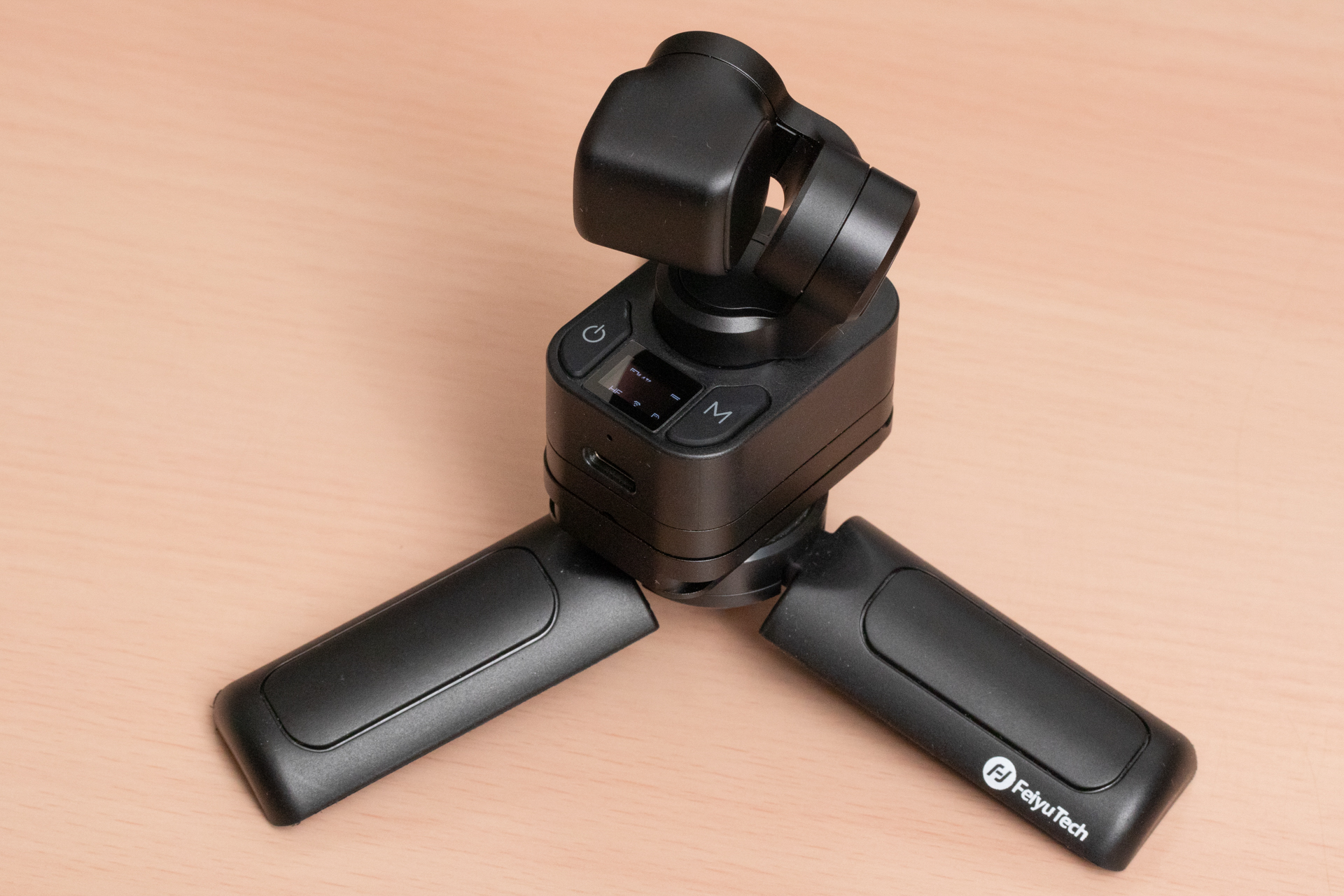 同梱のミニ三脚に装着したところ