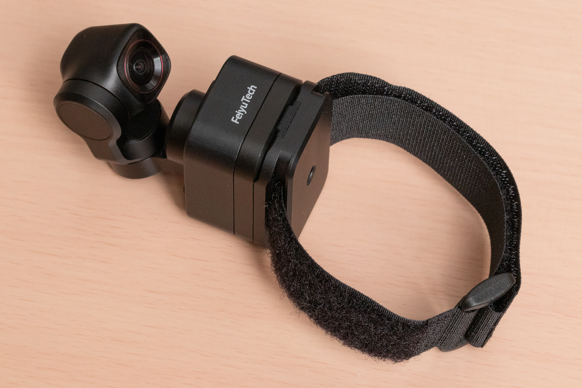 プレートには固定用のテープも通せる