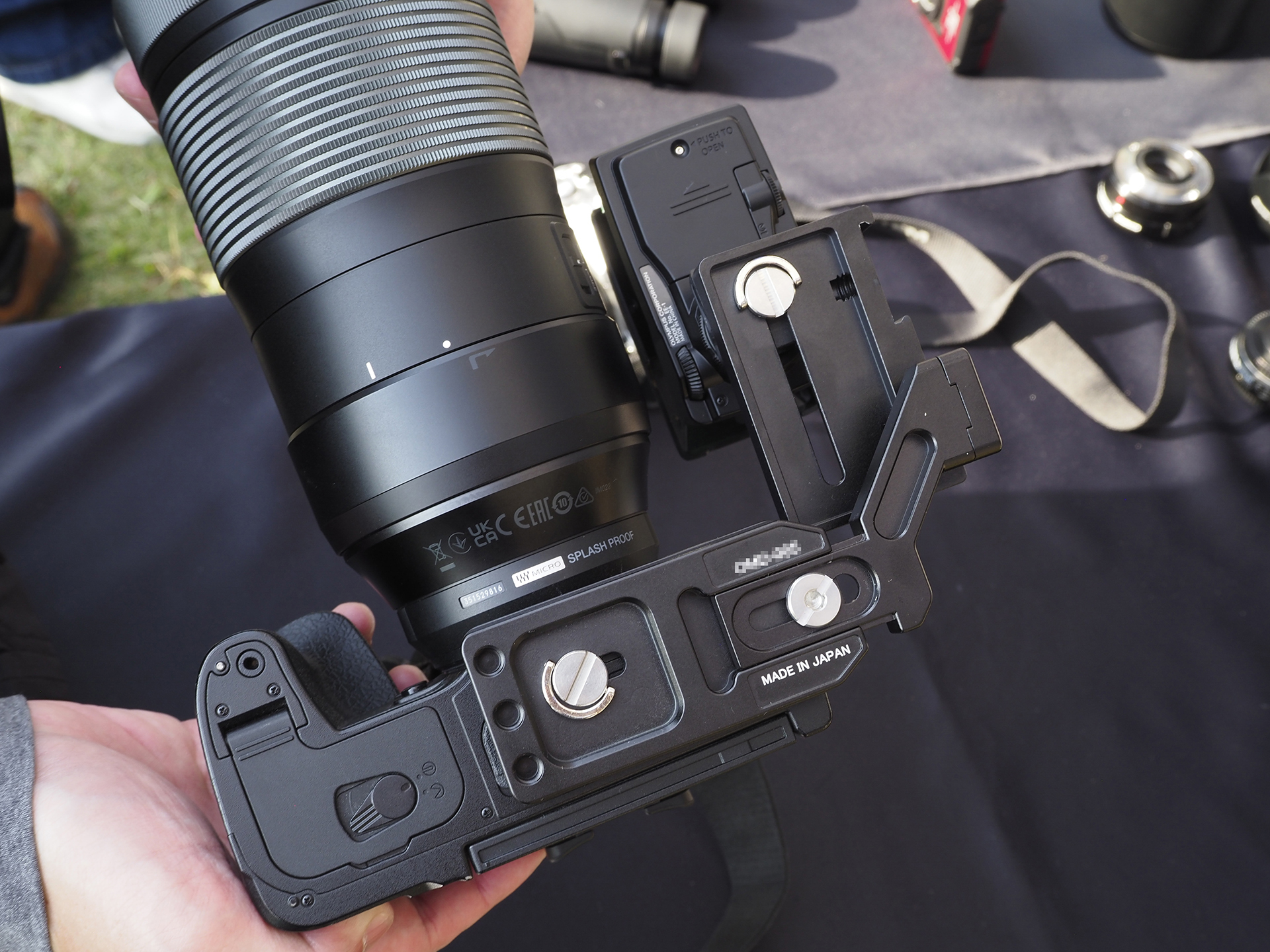 現段階では調節の幅があり、「OM SYSTEM OM-1」以外にも装着できそう