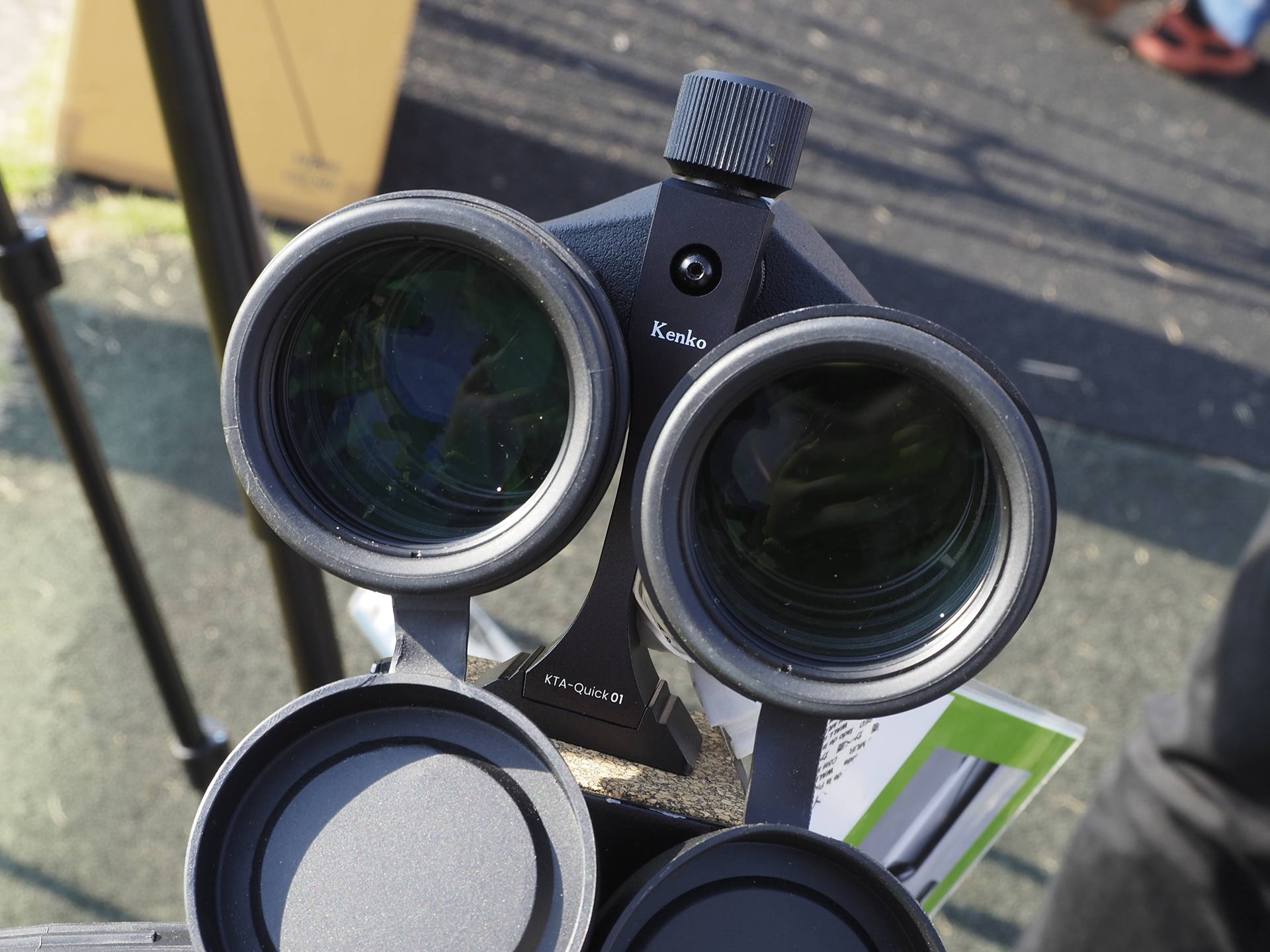 対応する双眼鏡の前面に専用のオスネジを装着することで、素早い脱着を可能とする三脚用ホルダー