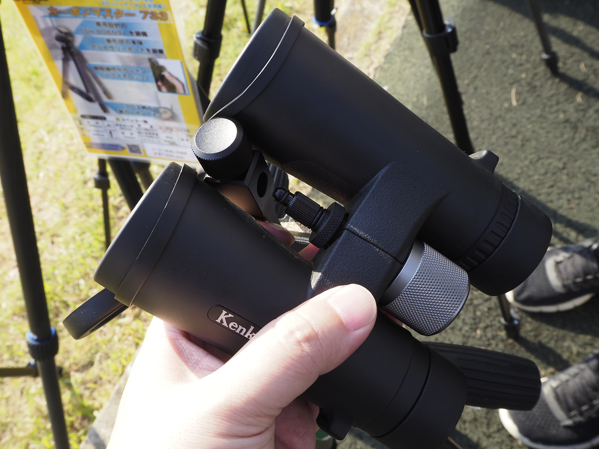 対応する双眼鏡の前面に専用のオスネジを装着することで、素早い脱着を可能とする三脚用ホルダー