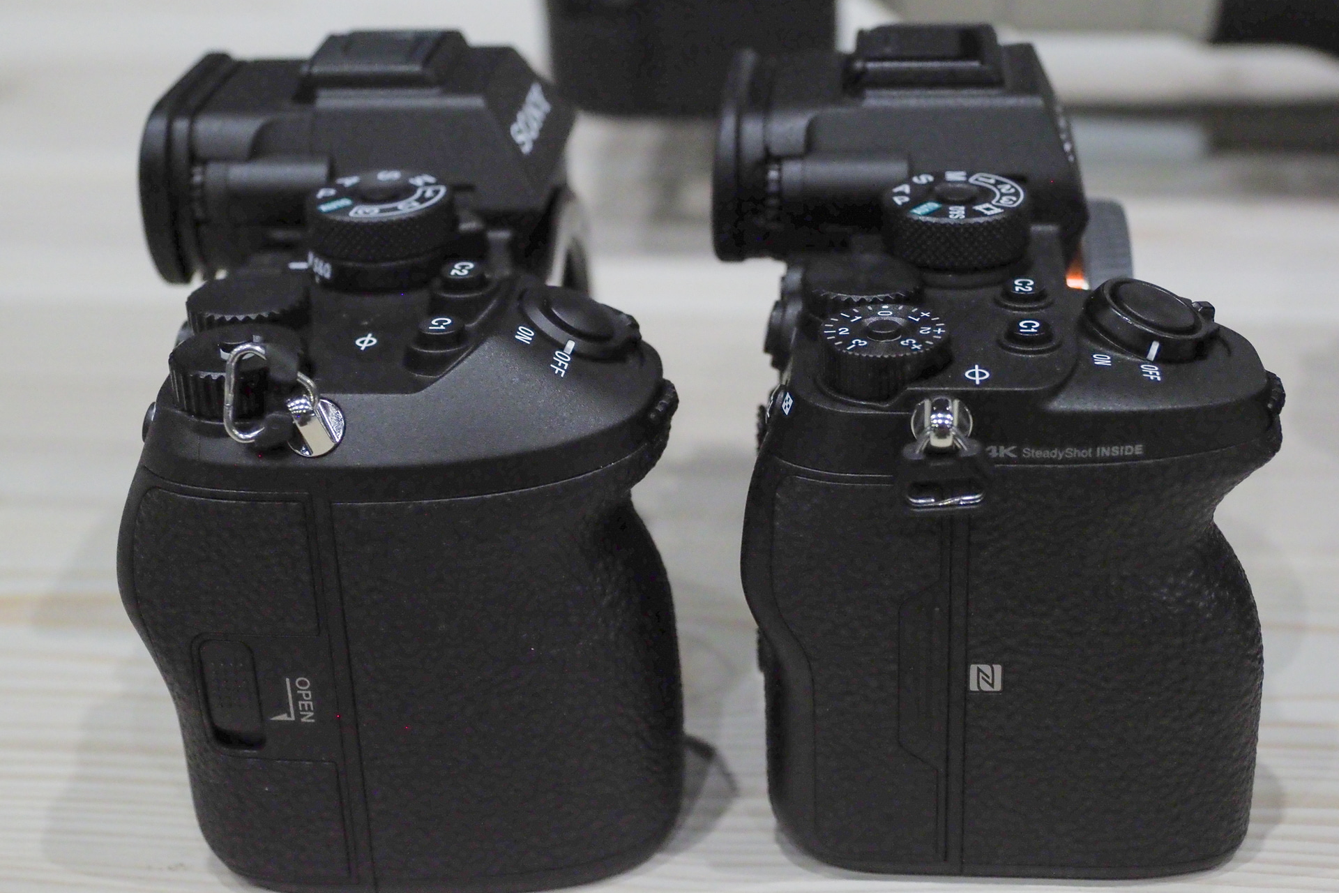 左が「α9 III」、右が「α9 II」。グリップ形状とシャッターボタンに違いが見られる