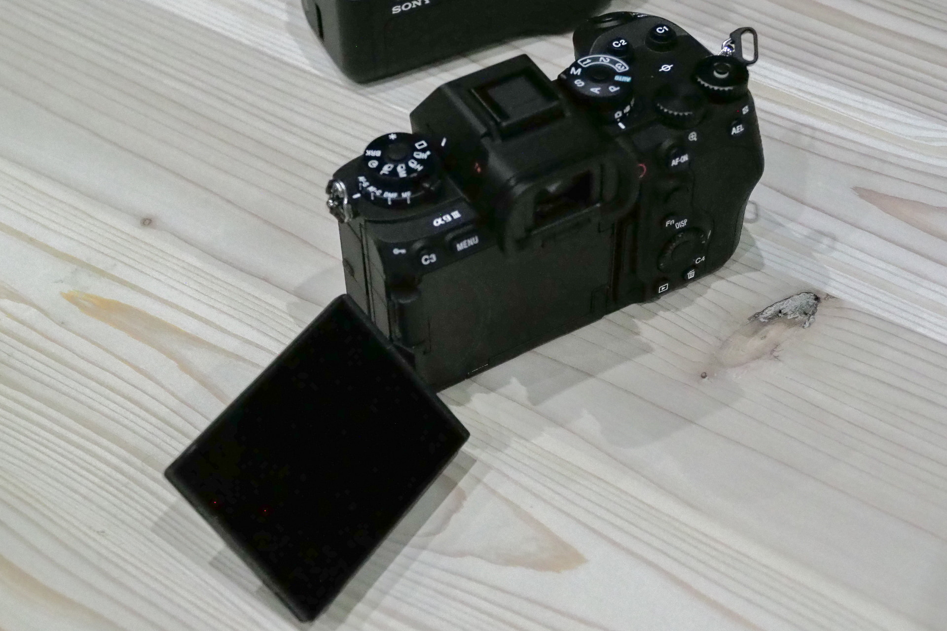 4軸マルチアングル液晶モニターを採用