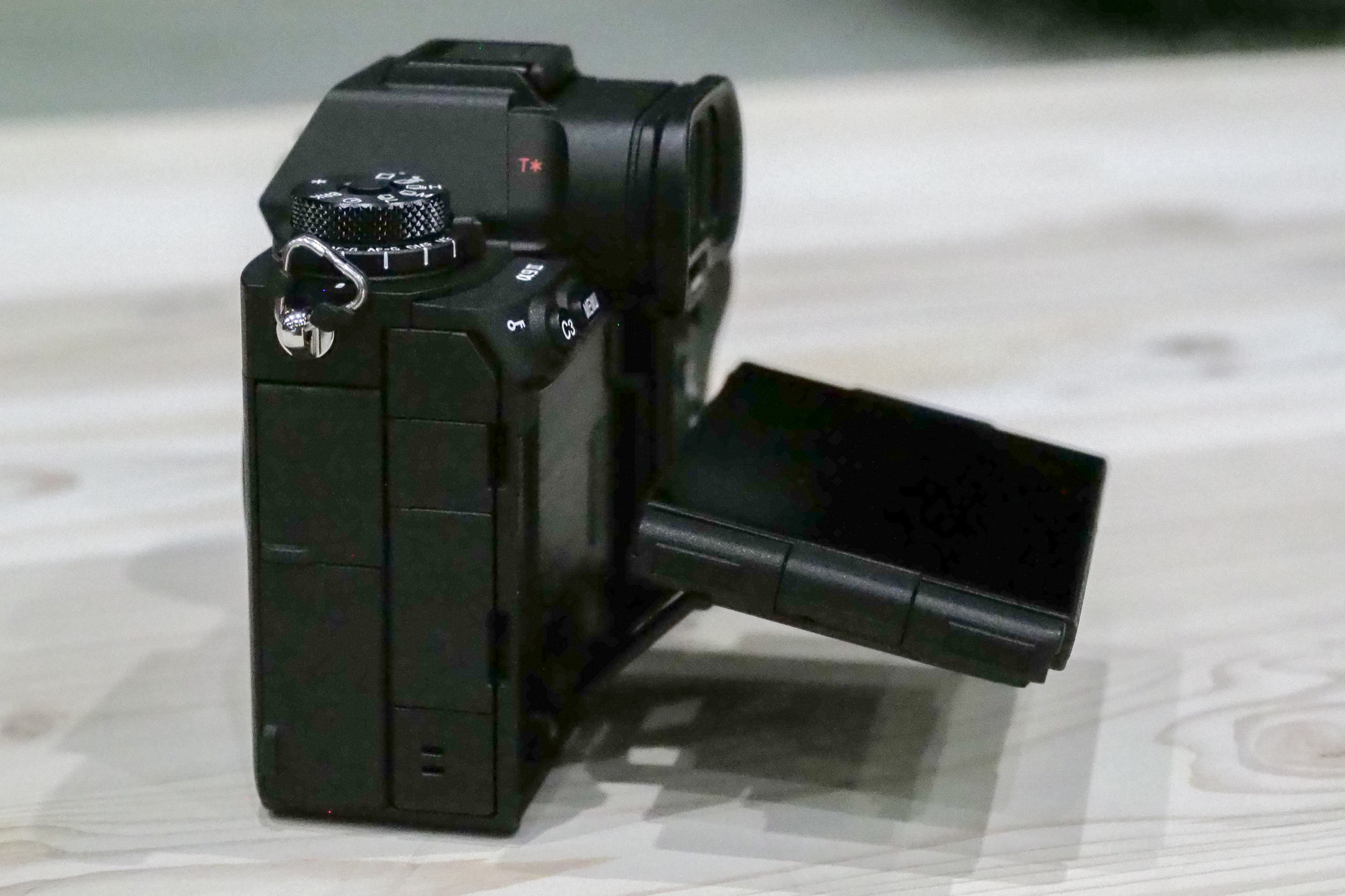 4軸マルチアングル液晶モニターを採用