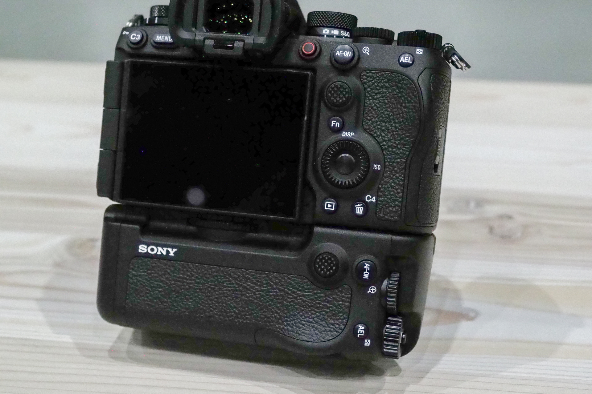 α9 III用の縦位置グリップ「VG-C5」。横位置撮影時と変わらぬ操作が可能としている