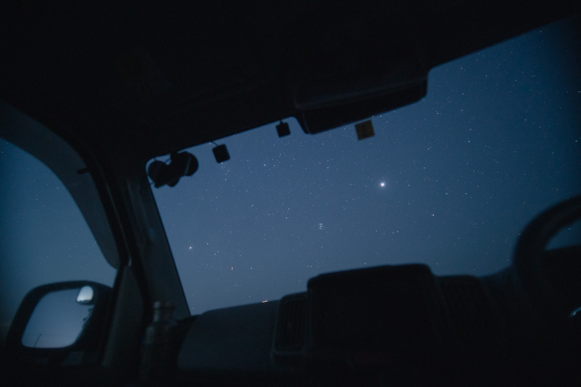 まずは今日の一枚から。とっぷり暮れて8時くらいになると東の空に木星が見えてくる。スバル、おうし座のアルデバラン、ぎょしゃ座のカペラ。明るい星が並んで華やかだ。今年の冬は木星が見頃ですぞ