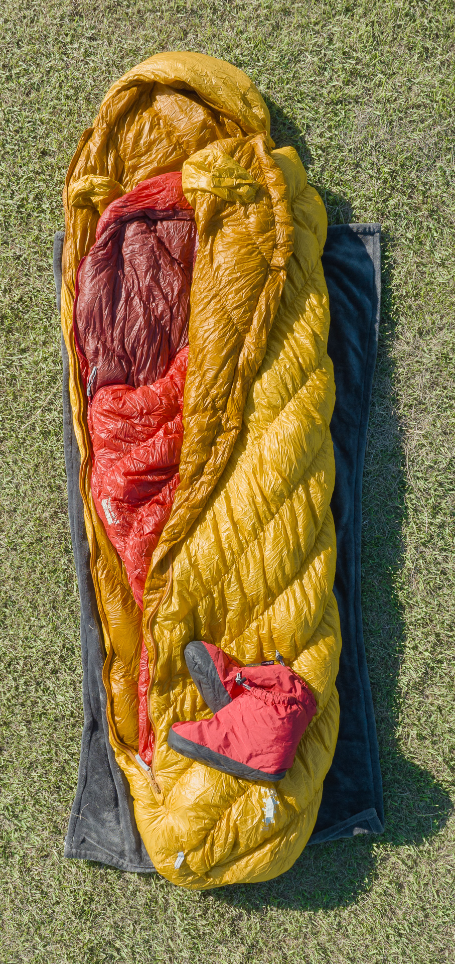 #2と#3を重ねて使うとこんな感じ。足元にあるのはテントシューズ