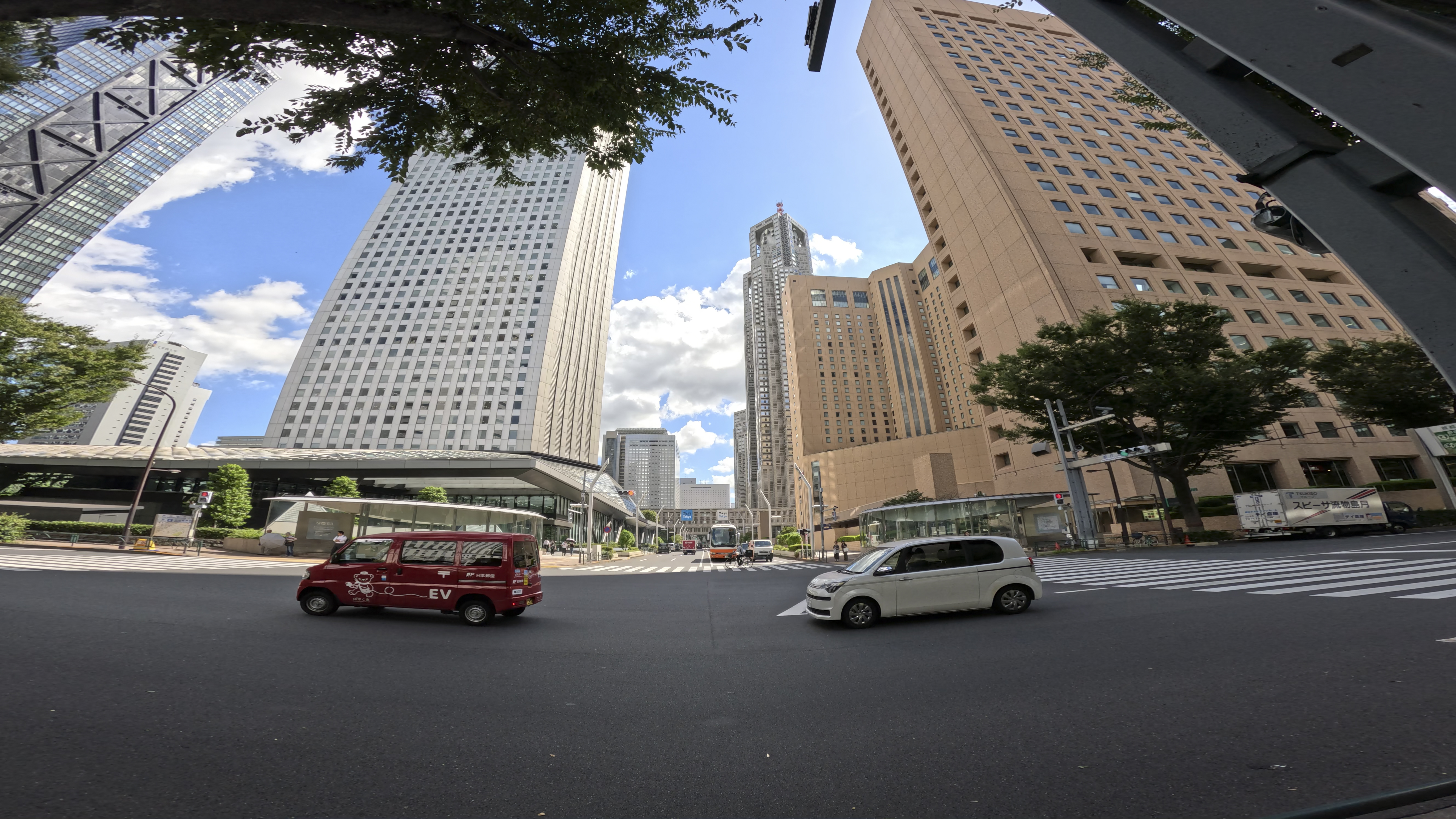 SuperViewに範囲外の上下の映像を圧縮して押し込めたもの