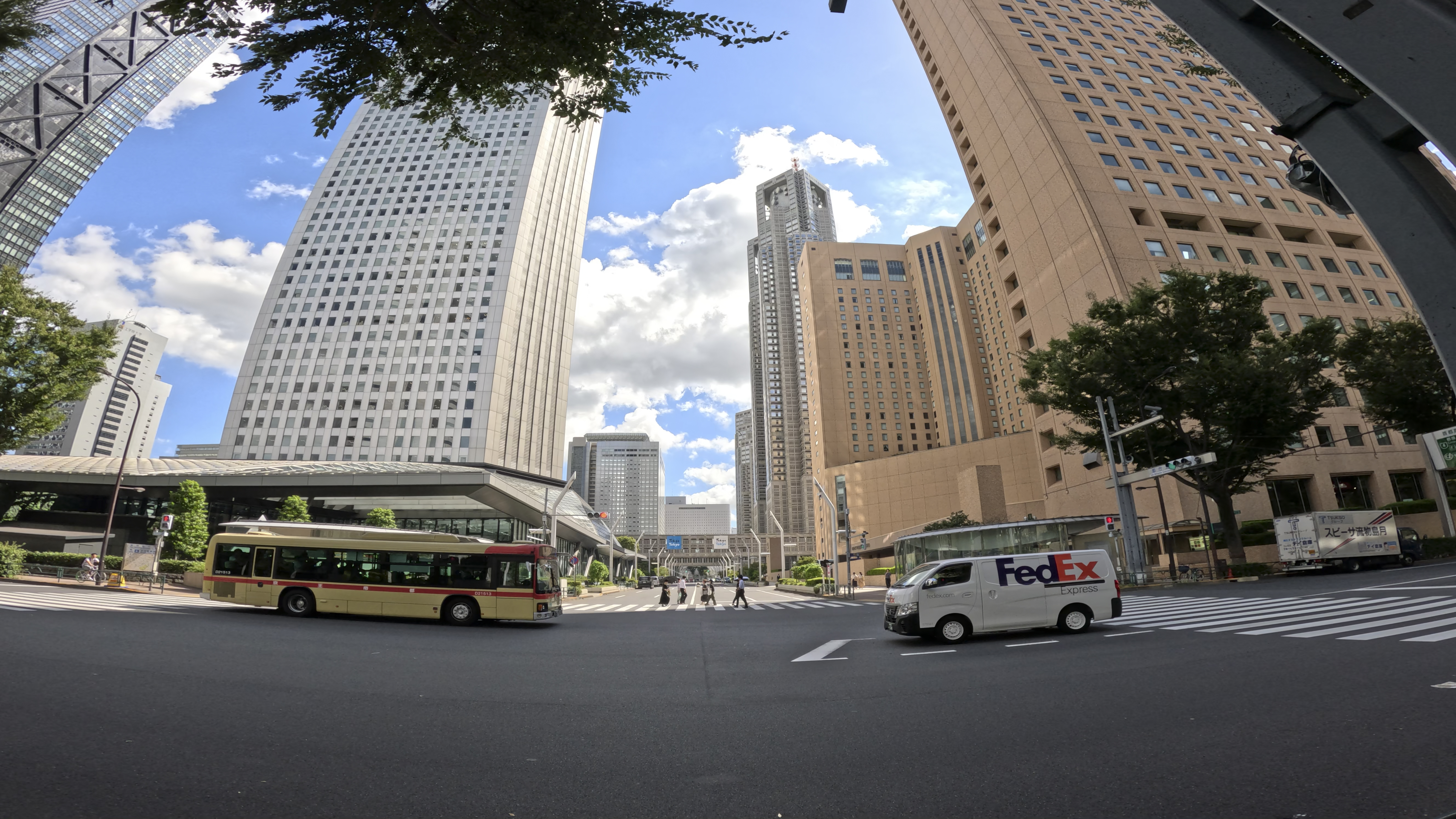 8：7の映像をクロップして作る不自然さの少ない最広角映像