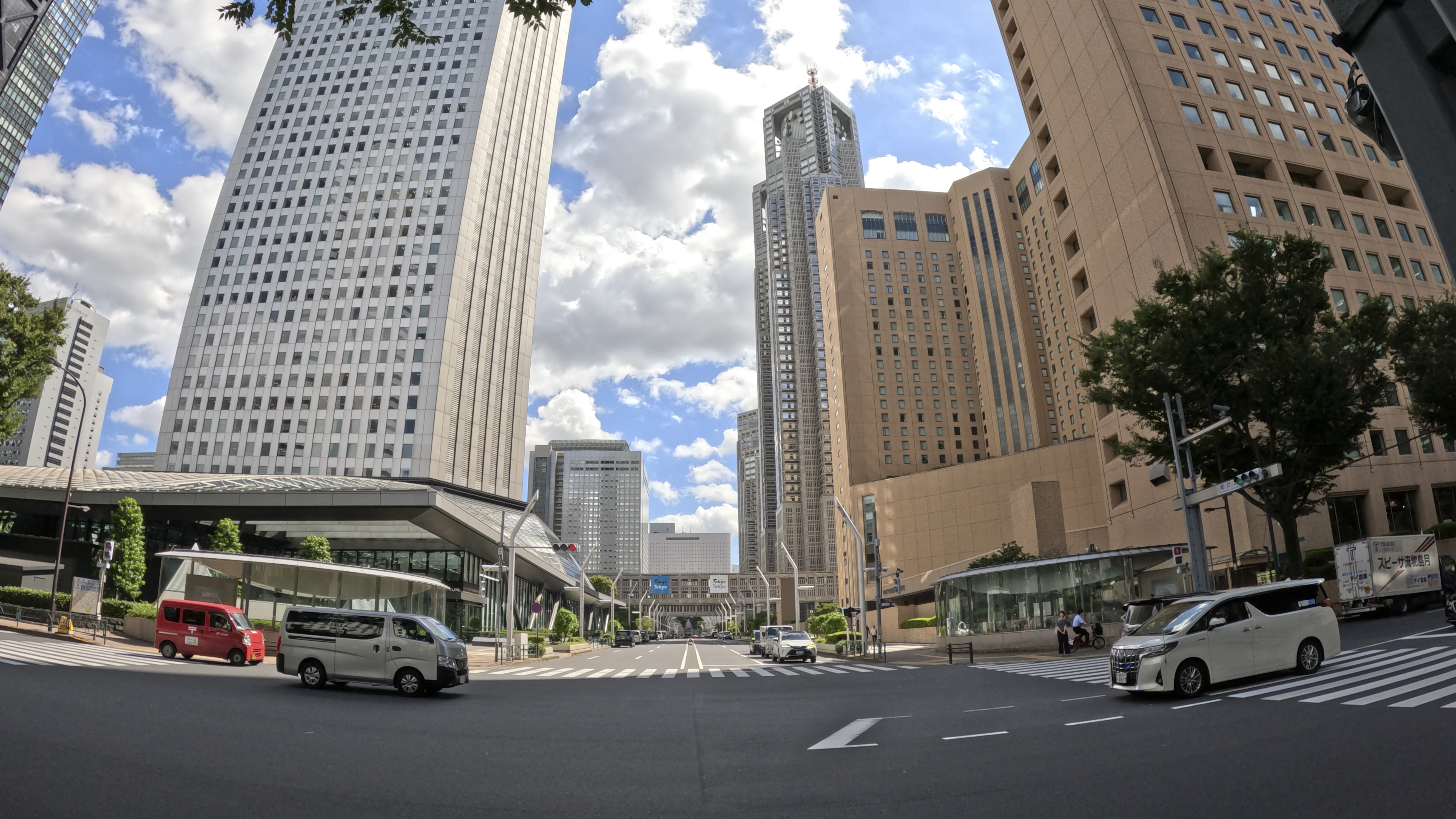 湾曲が少ないため、ゆがませたくない人物や建物の撮影向き