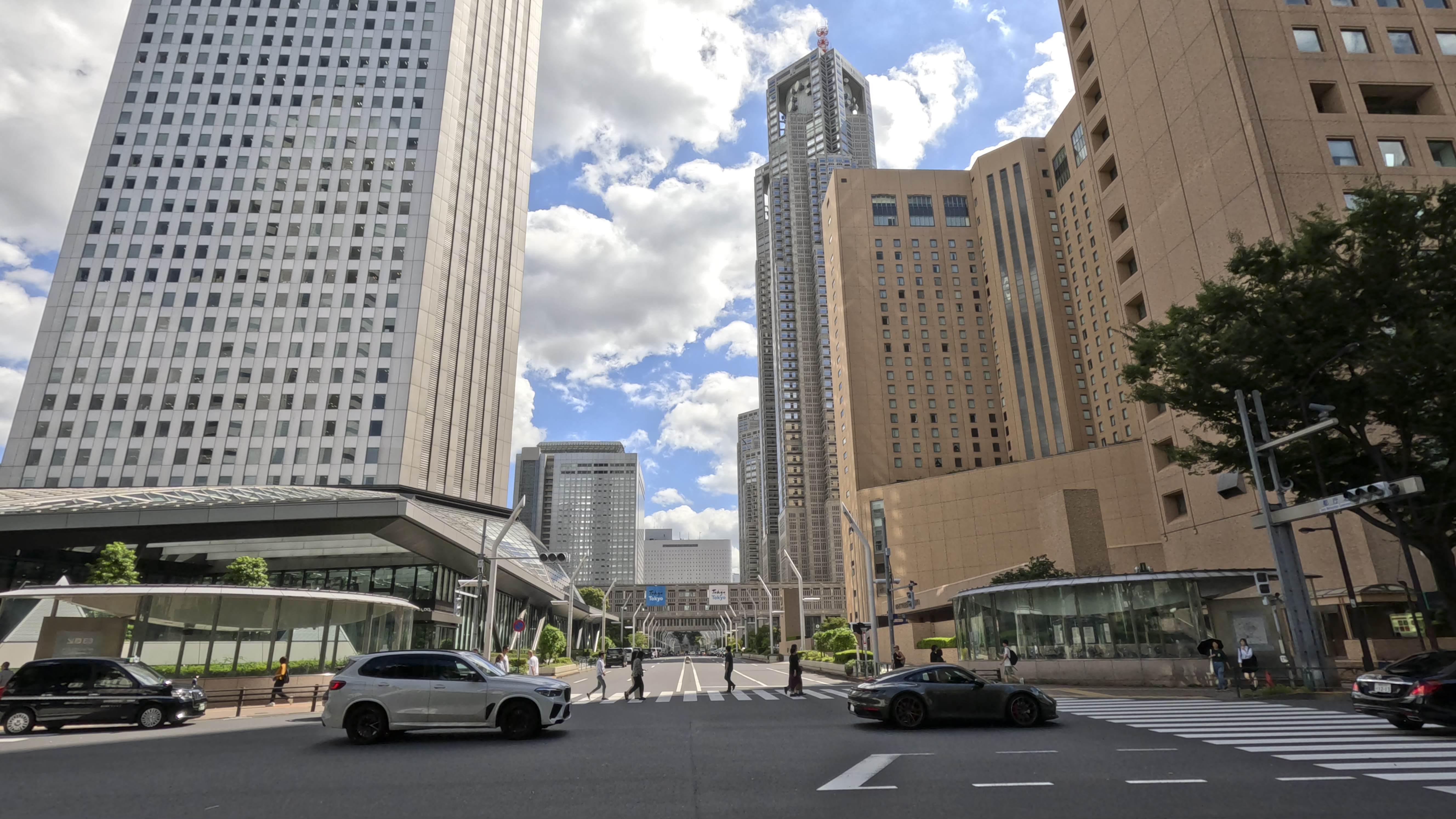 湾曲を補正しゆがみのない映像が映せる。直線的な被写体向き