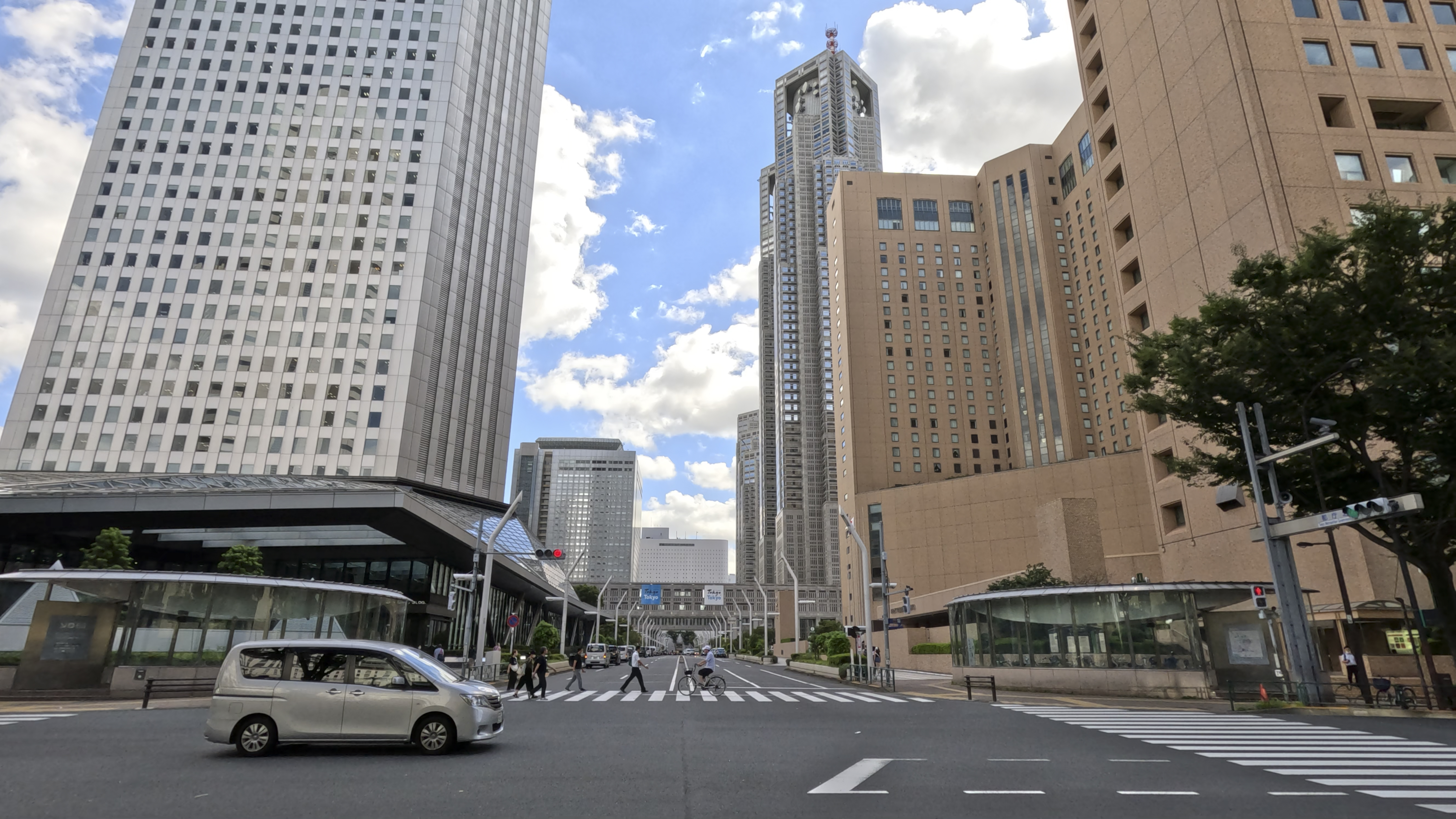 カメラを傾けたり回転しても水平を維持して撮影するモード。水平維持は±27度の傾きを補正、水平ロックは360度の傾き（回転）を補正して水平を維持する