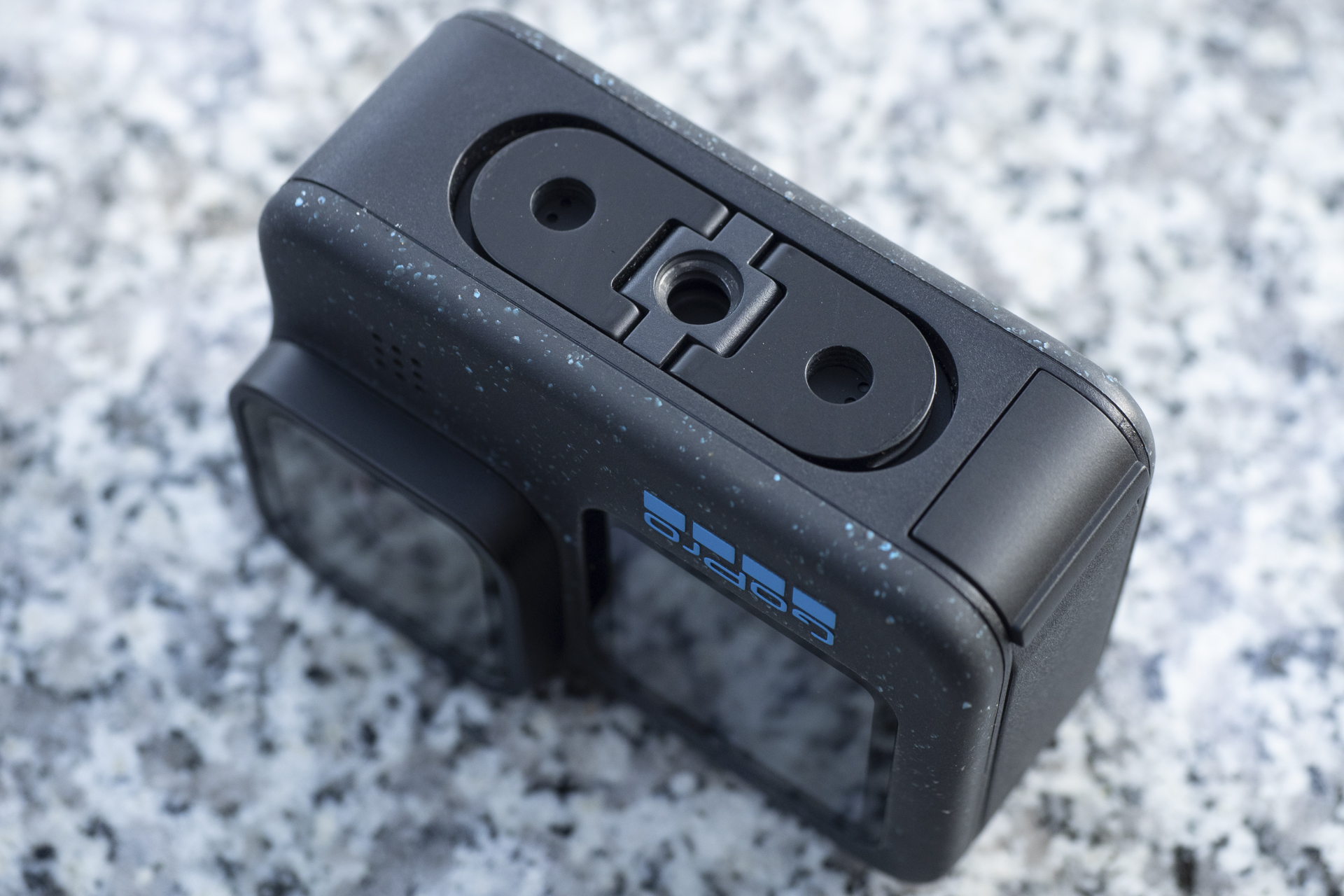 本体底面に搭載された三脚穴。写真家はGoProマウントより三脚穴が身近なのでありがたい