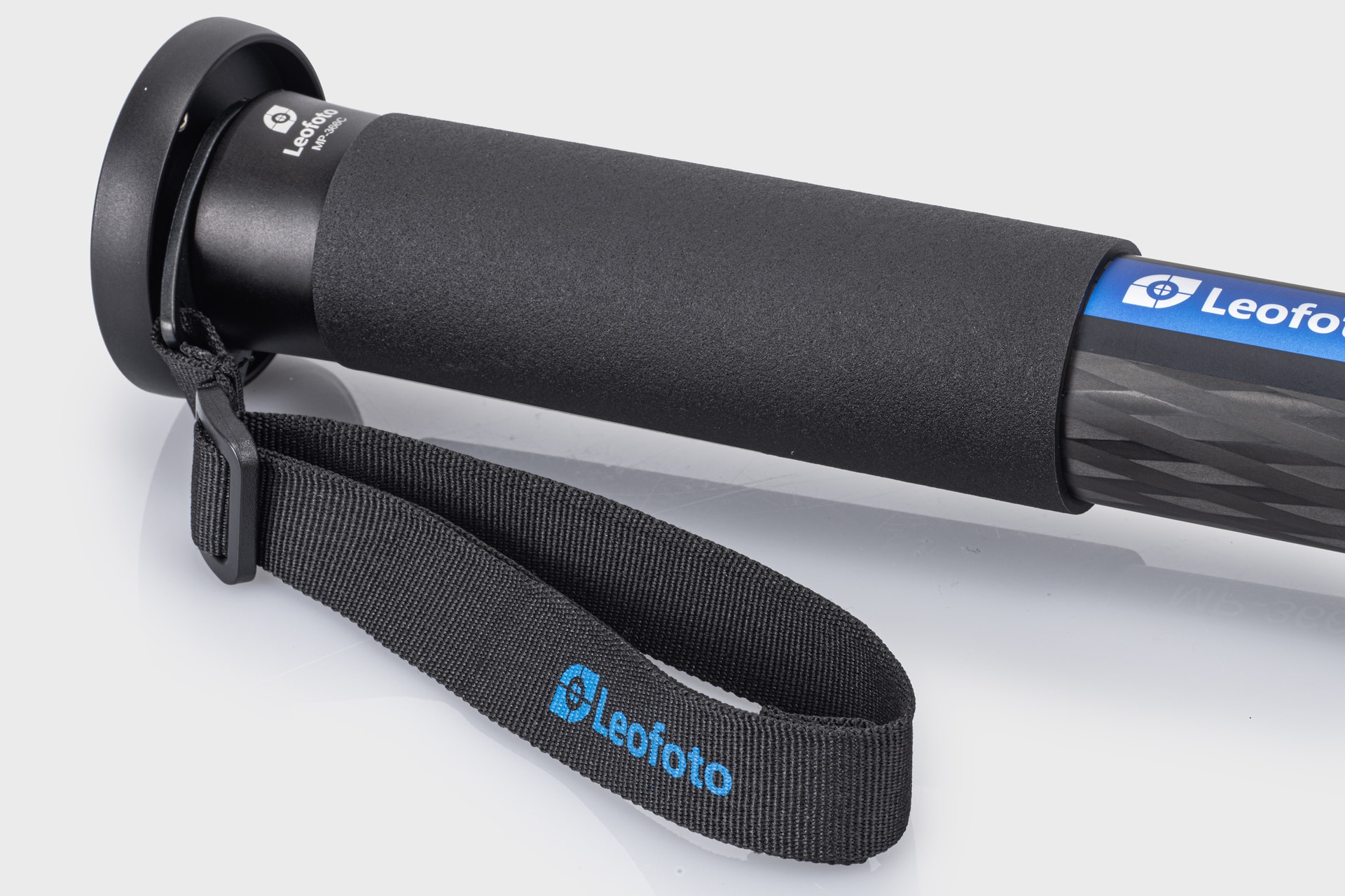 持ち手はシリコングリップになっていて握りやすく、360°可動するストラップも持ち運びに便利だ