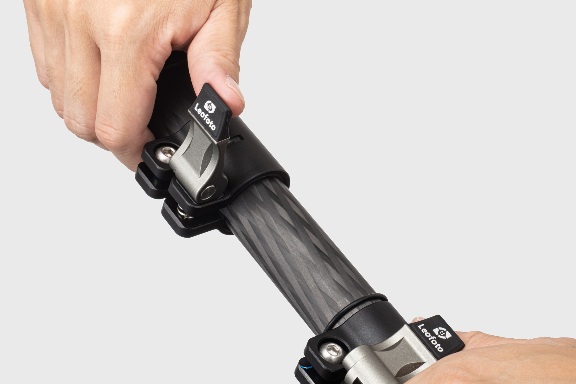 MV-324Cの脚部はレバーロック式を採用。素早い操作で伸縮できて、ロックの有無がひと目で分かるので便利だ