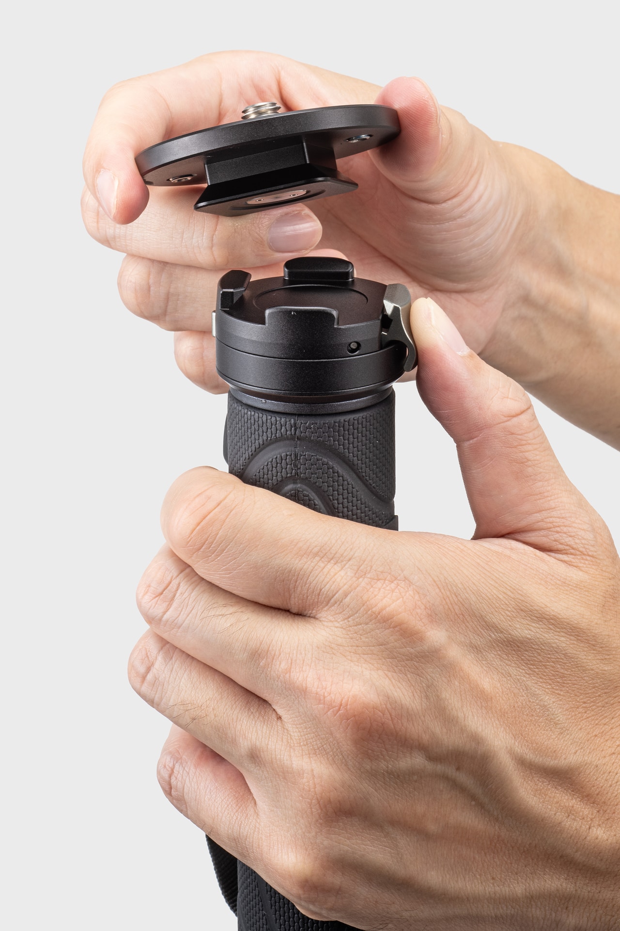 一脚上部のベースプレート部分も着脱可能だ