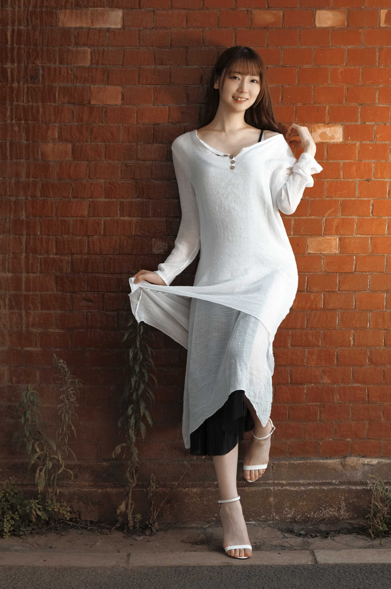 自社スタジオ近辺屋外で自然光での撮影とスタジオ内でLEDライトなどを用いて撮影する