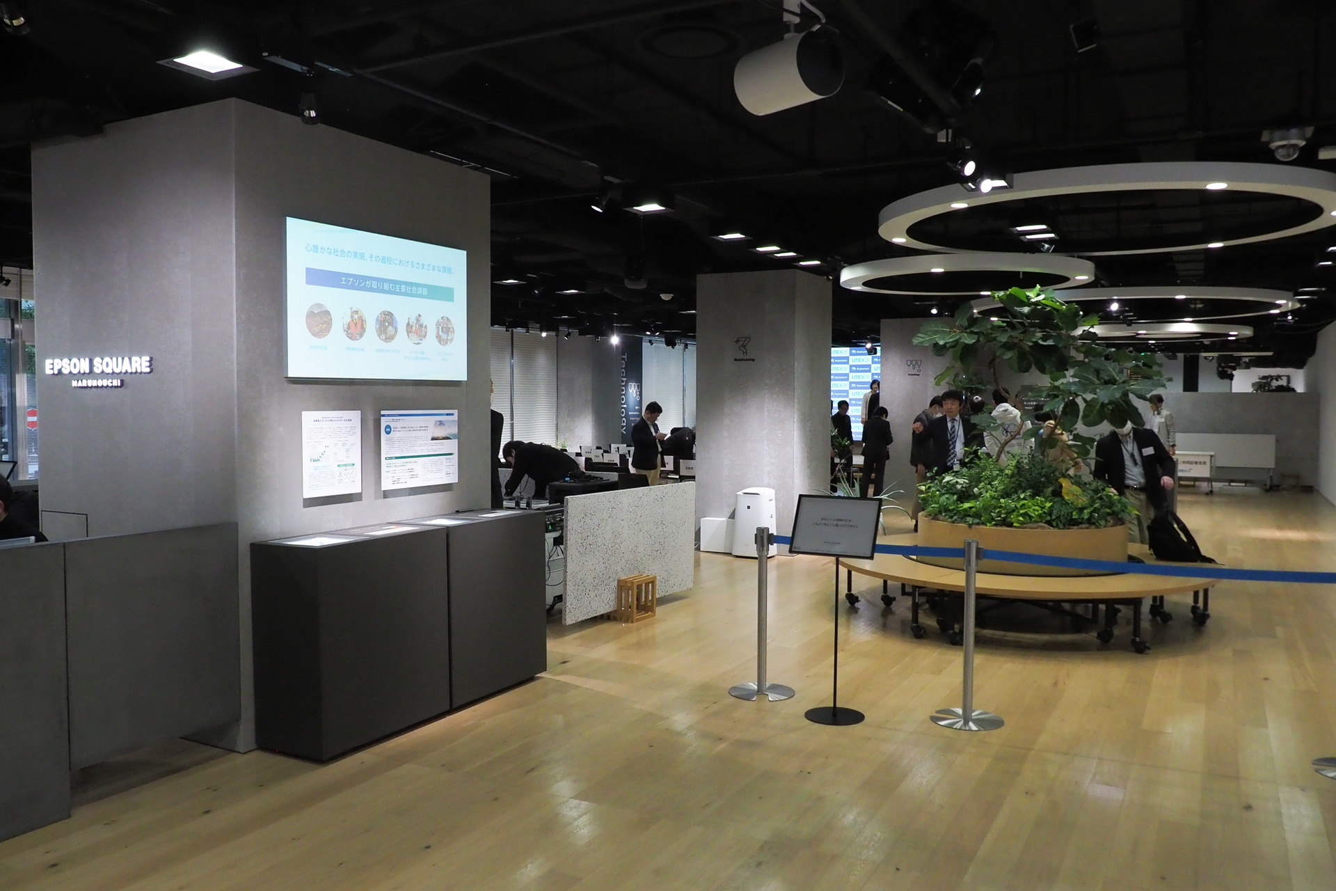 発表会の会場となったのは「エプソンスクエア丸の内」。社会の課題解決に向けた共創の場として、環境をメインテーマに様々な企業との取り組みを展示するショールーム。低炭素のプリント基板量産においても、社会課題解決に向けた共創の成果であると認識しているという