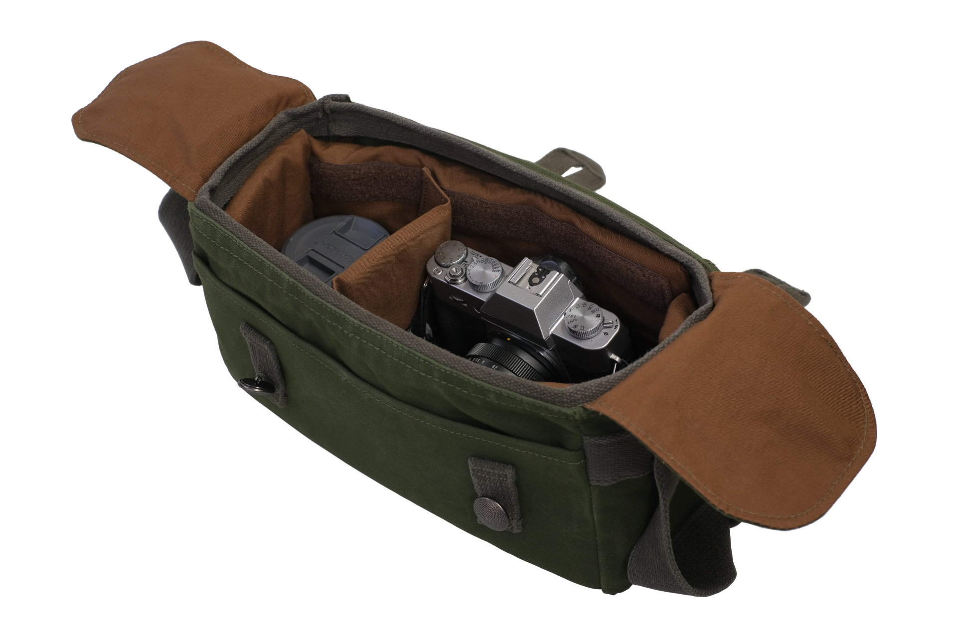 ホコリや水の浸入を防ぐベロを備える