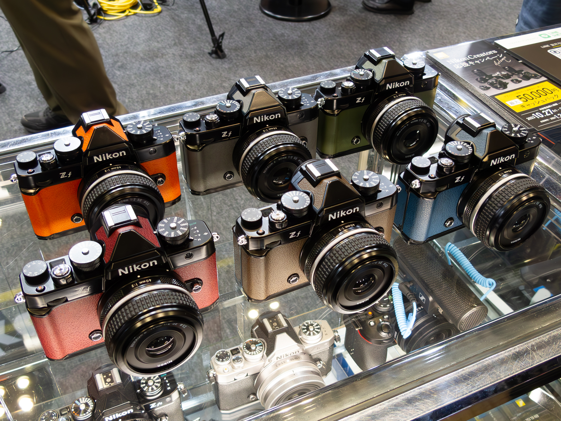 外装の人工皮革を交換できるプレミアムエクステリアサービスのサンプルも展示