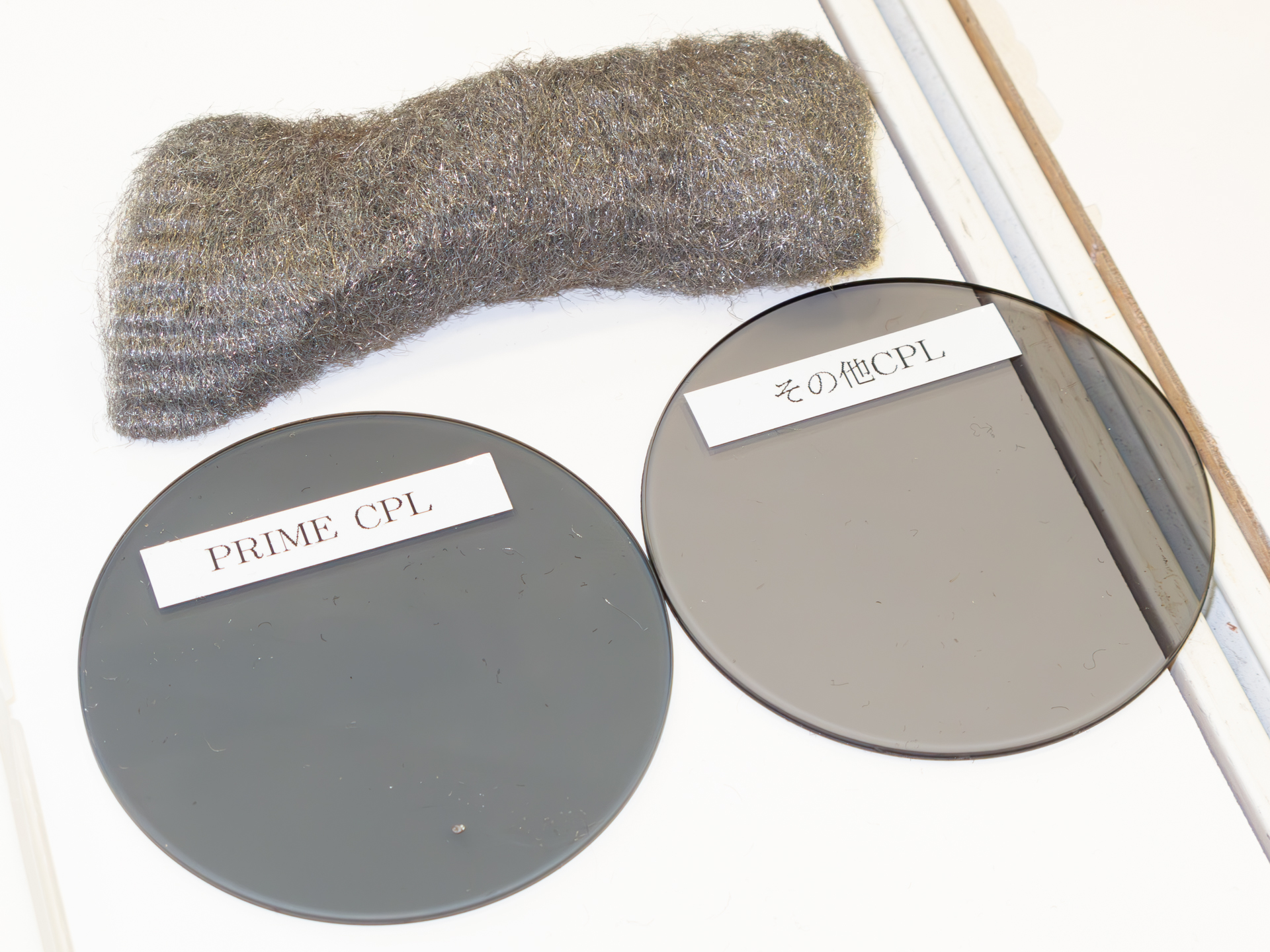 キズにも強く、スチールウールで擦っても傷が付かないことをアピール