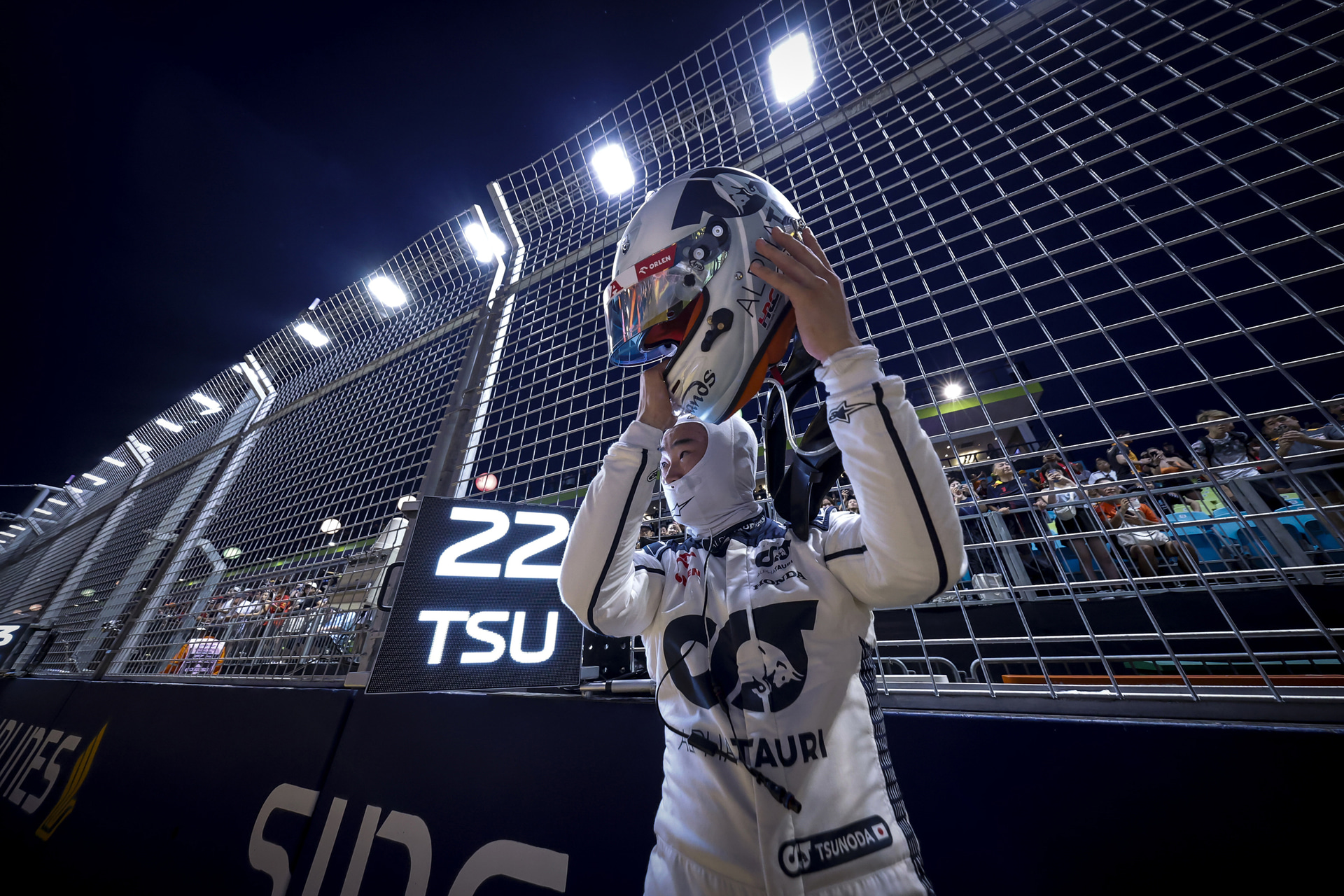 レーススタート直前、グリッド上の角田裕毅選手。引きのない状況でも超広角ズームで背景を大きく撮れるのは武器になる<br><span class="fnt-85">EOS R3／10mm／絞り優先AE（F4.5、1/640秒、＋0.7EV）／ISO 10000／WB：太陽光</span>