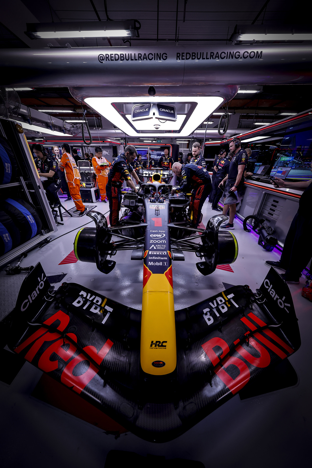 ガレージに収まっているマックス・フェルスタッペン選手のマシンを縦位置でフロントウイングを横いっぱいに配置。自分の足が写らないように気を付ける<br><span class="fnt-85">EOS R3／10mm／絞り優先AE（F5.6、1/320秒、＋0.3EV）／ISO 2000／WB：太陽光</span>