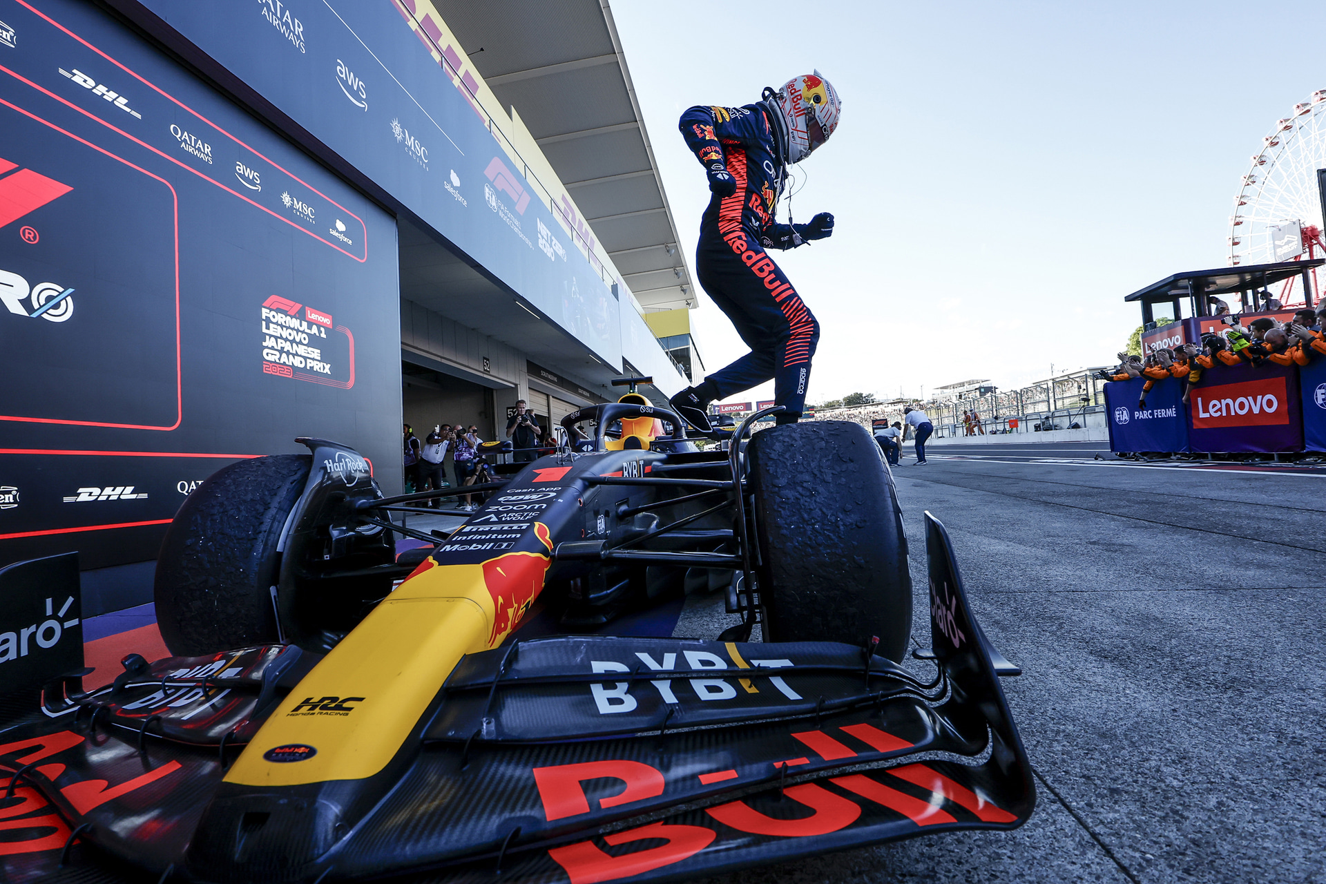 コンストラクターズチャンピオンを決定した日本GPのパルクフェルメ。喜びの瞬間を収められたのはこのレンズのおかげだ<br><span class="fnt-85">EOS R3／16mm／絞り優先AE（F5.6、1/1,250秒、＋0.7EV）／ISO 1250／WB：太陽光</span>