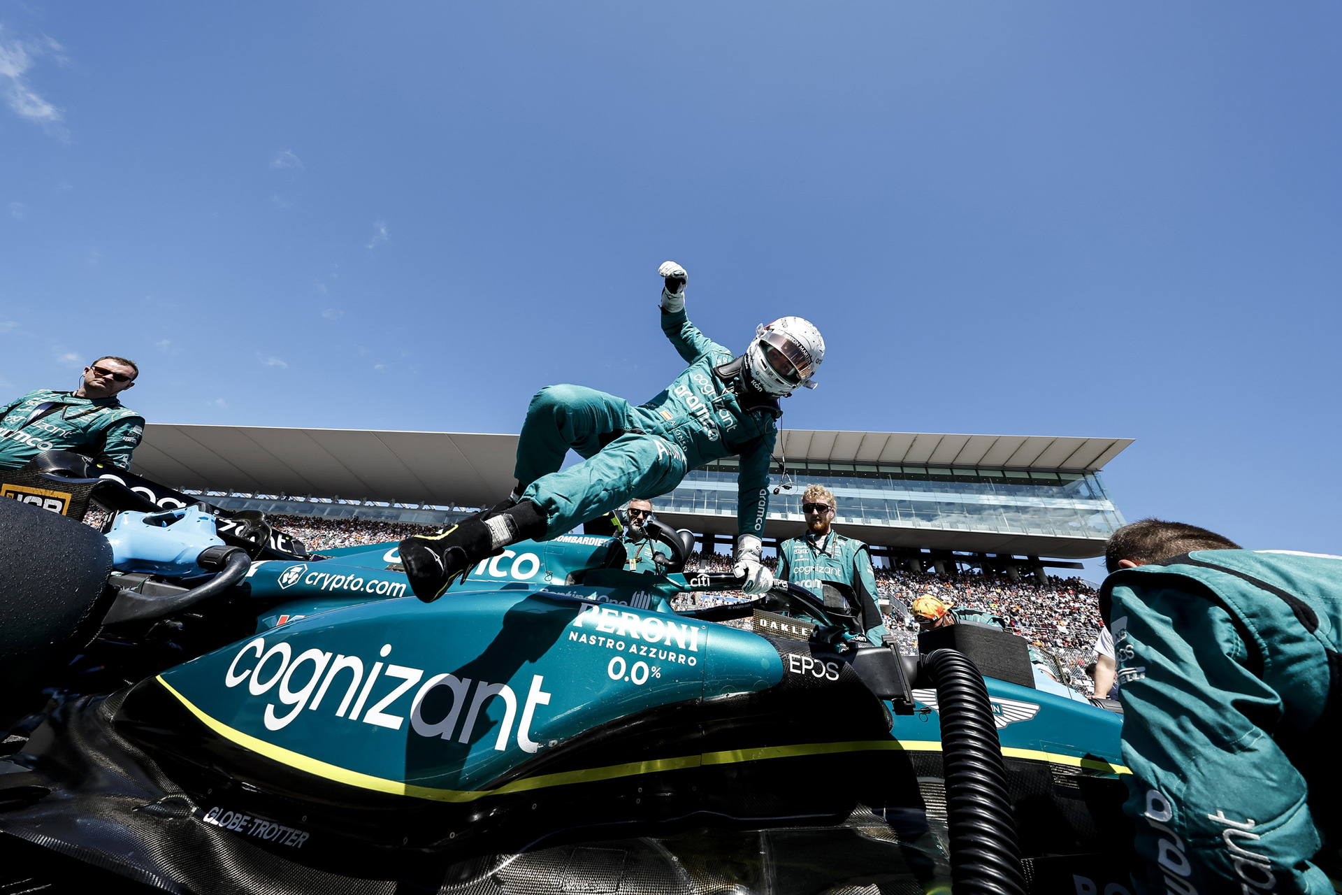 大好きなフェルナンド・アロンソ選手のマシンから降りる瞬間を下からあおって撮影。写真より見た目はかなり近いのでアロンソ選手にぶつからないように注意した<br><span class="fnt-85">EOS R3／10mm／絞り優先AE（F5.6、1/2,500秒、＋0.3EV）／ISO 500／WB：太陽光</span>