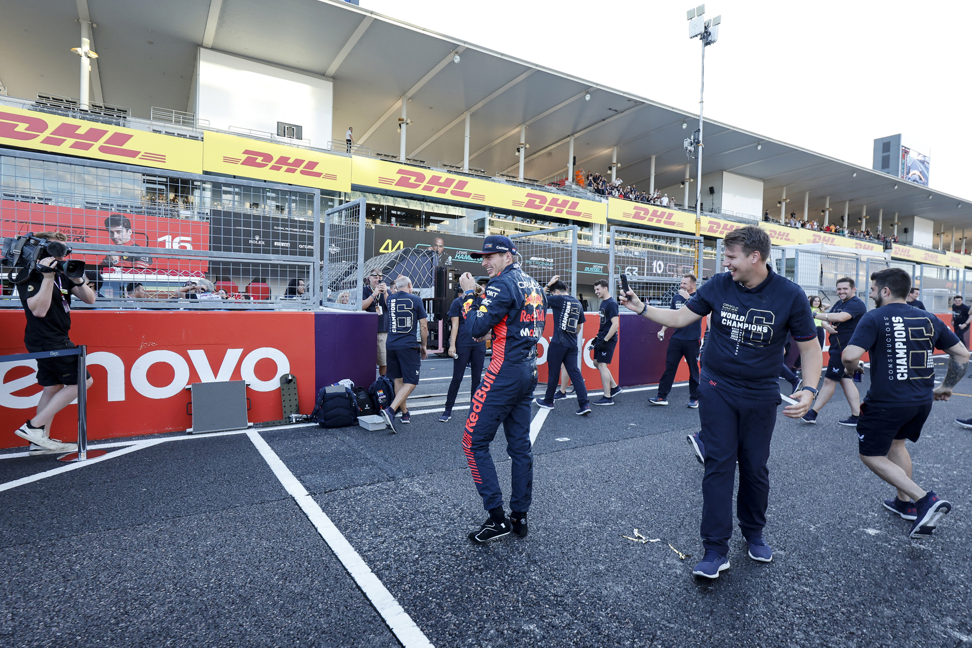 引いて撮ると周辺でもゆがみは気にならない