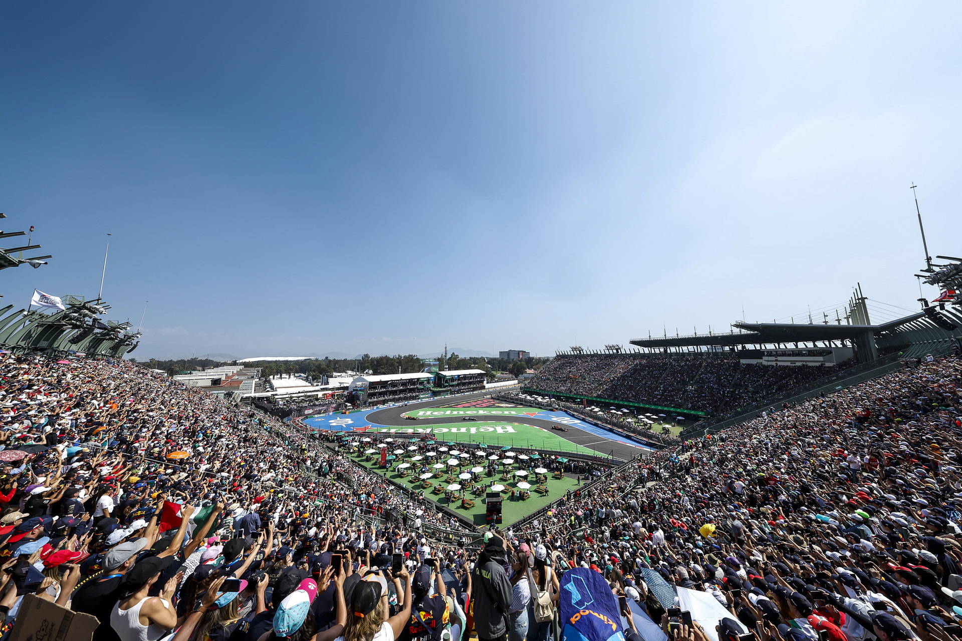 メキシコGPの名物コーナー「フォロ・ソル」。元野球場のスタンドをそのまま観客席として利用している。10mmという画角で、このスタート時の大興奮を撮りたいと最初から決めていた<br><span class="fnt-85">EOS R3／10mm／マニュアル露出（F8、1/2,500秒）／ISO 1250／WB：太陽光</span>