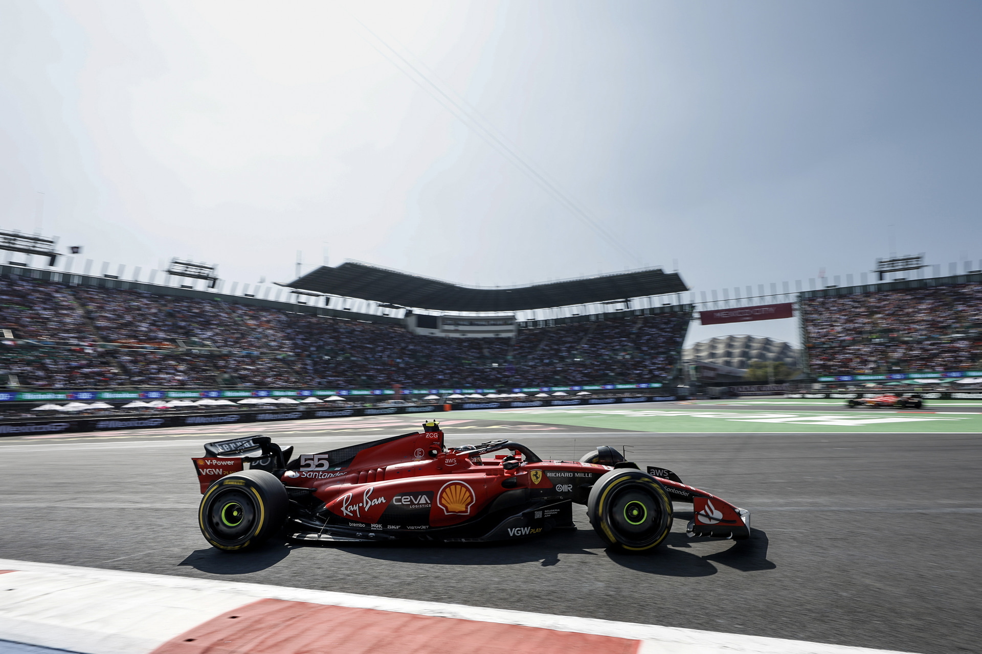 20mmの画角で少し流し撮り。小さく軽くなったこのレンズのおかげで、中腰の撮影姿勢を続けていても苦にならない<br><span class="fnt-85">EOS R3／20mm／マニュアル露出（F6.3、1/400秒）／ISO 100／WB：太陽光</span>