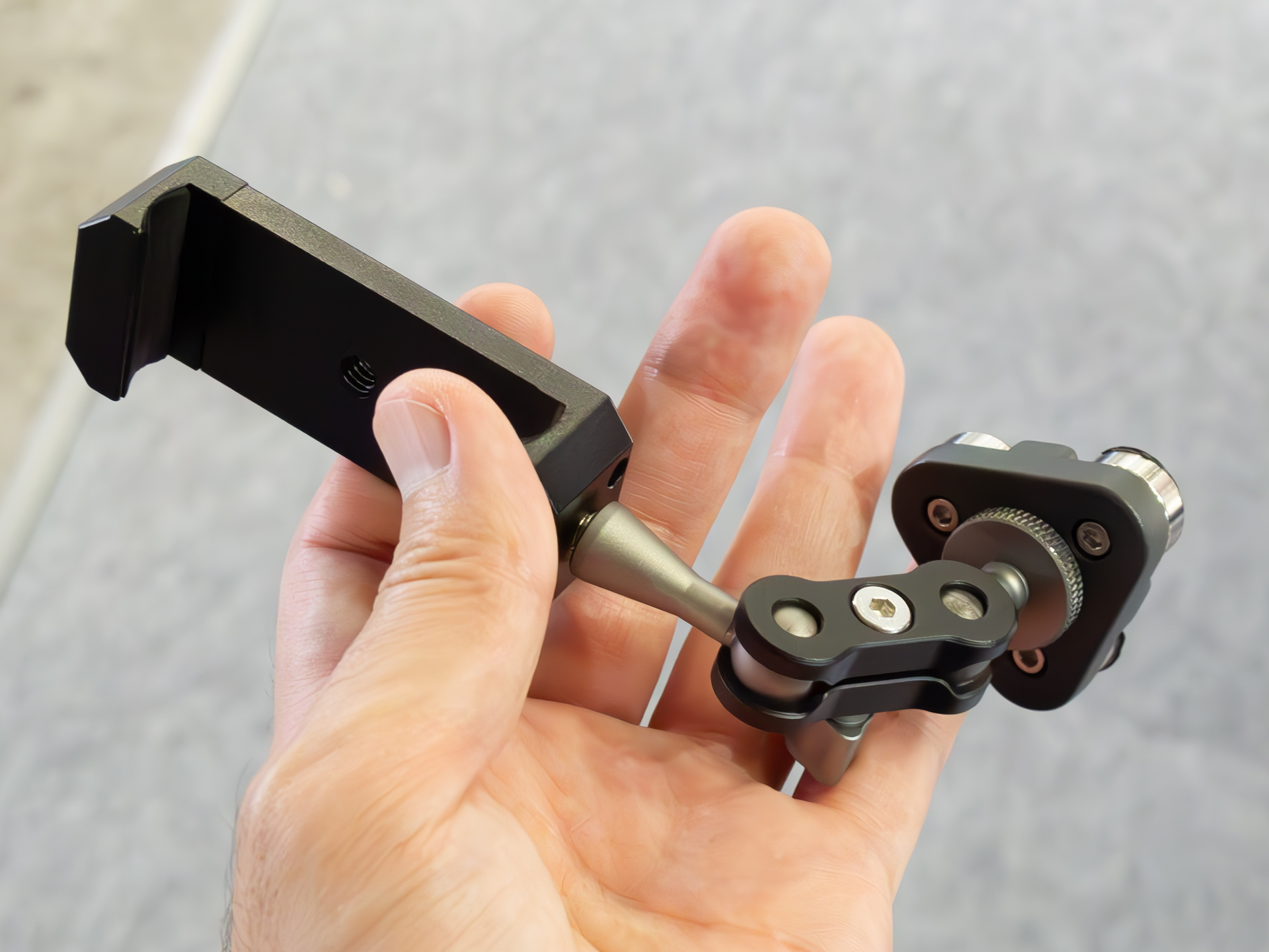 スマートフォン用アダプター付きも用意する