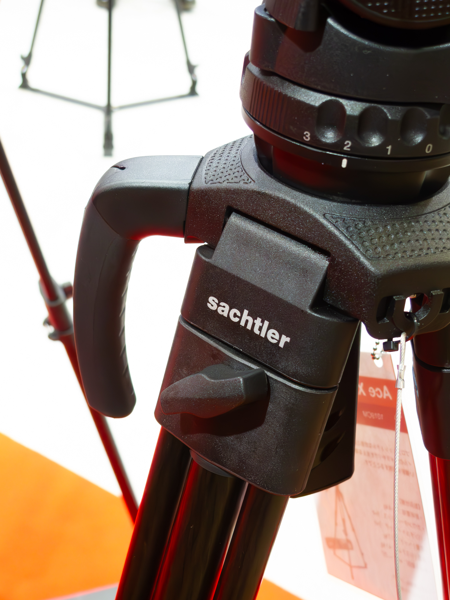 脚には新たにハンドルが付く