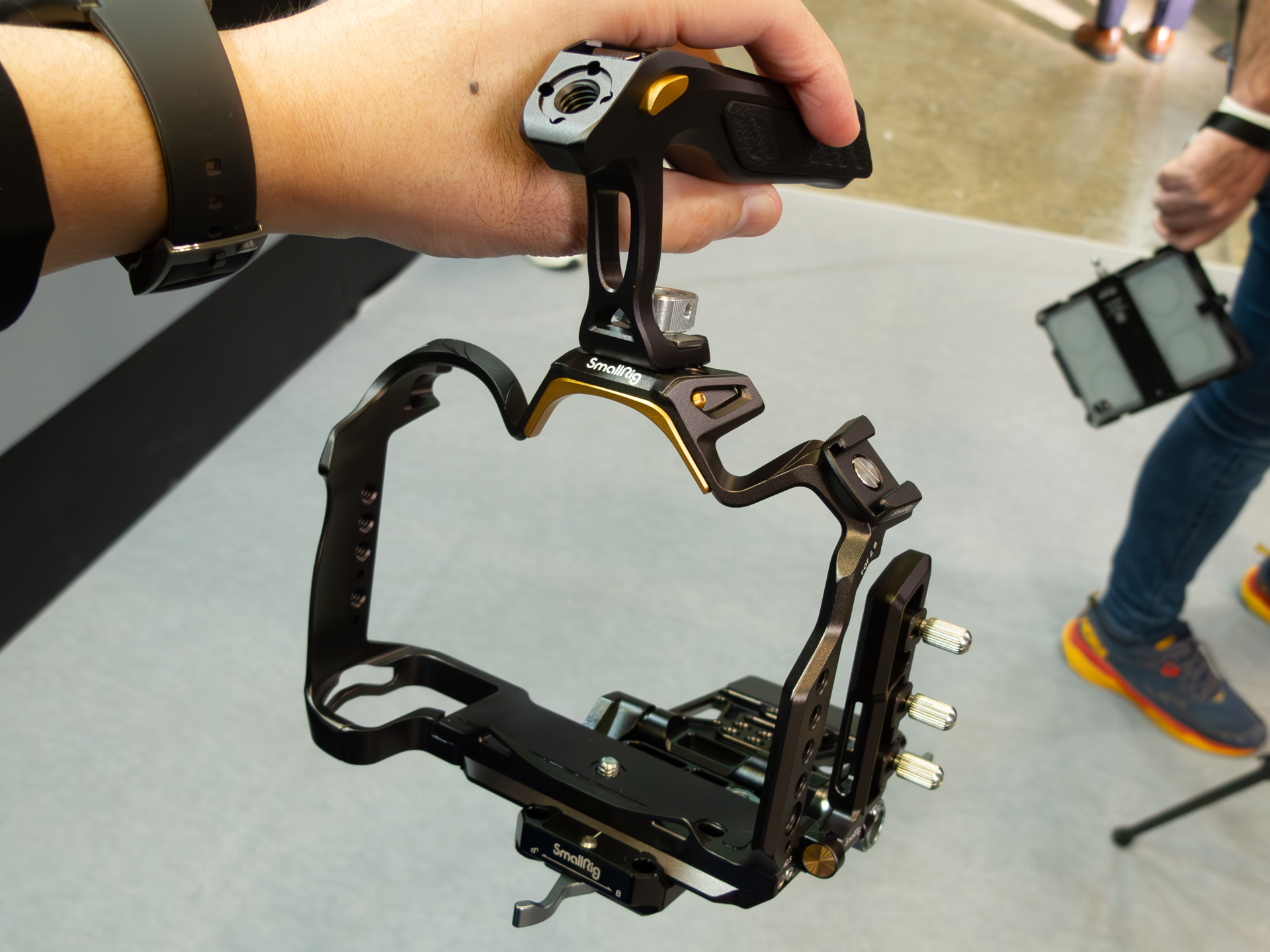 下部に付いているバッテリーマウントのパーツは別製品