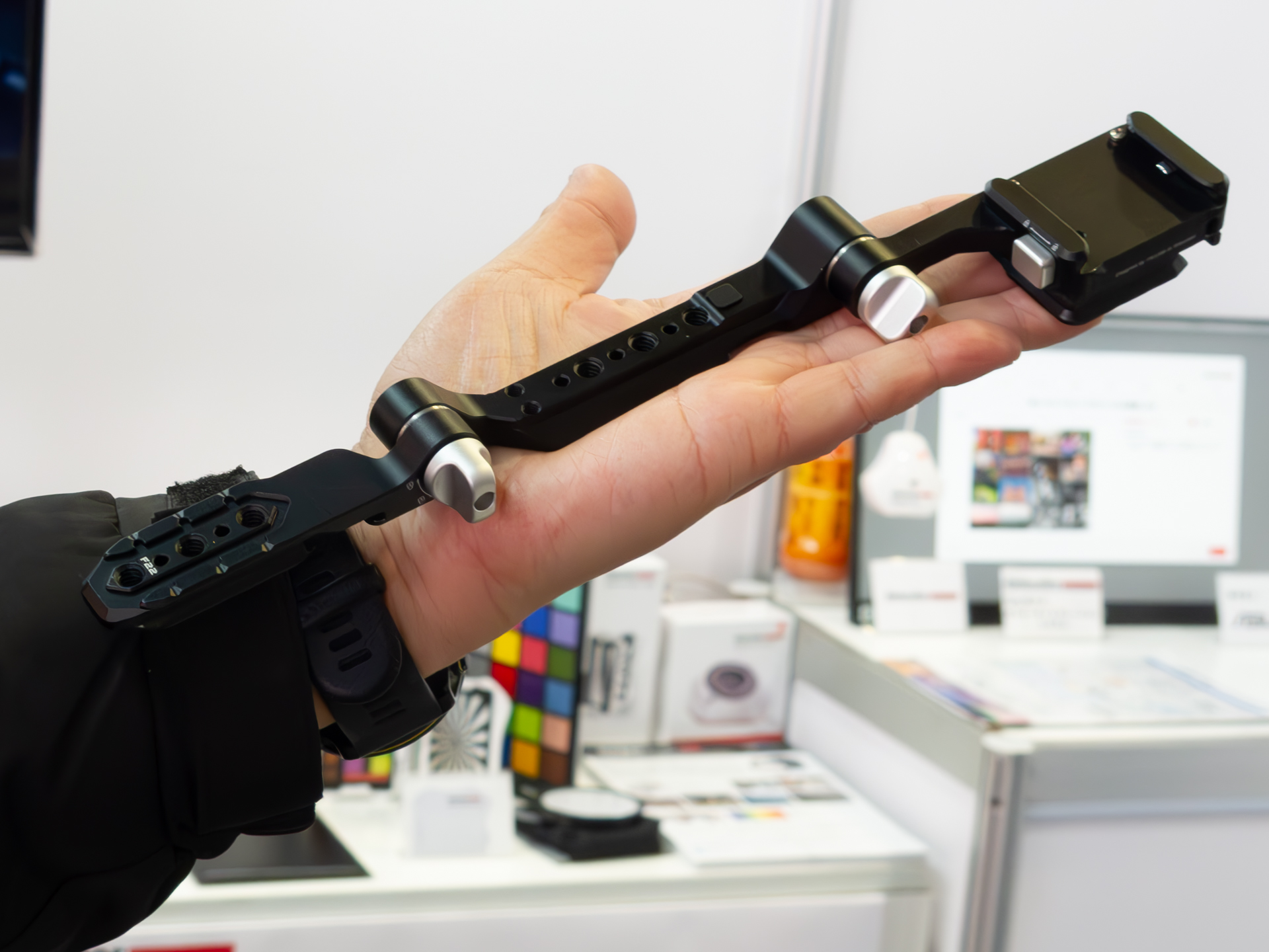 伸ばして自撮り棒のような使い方も