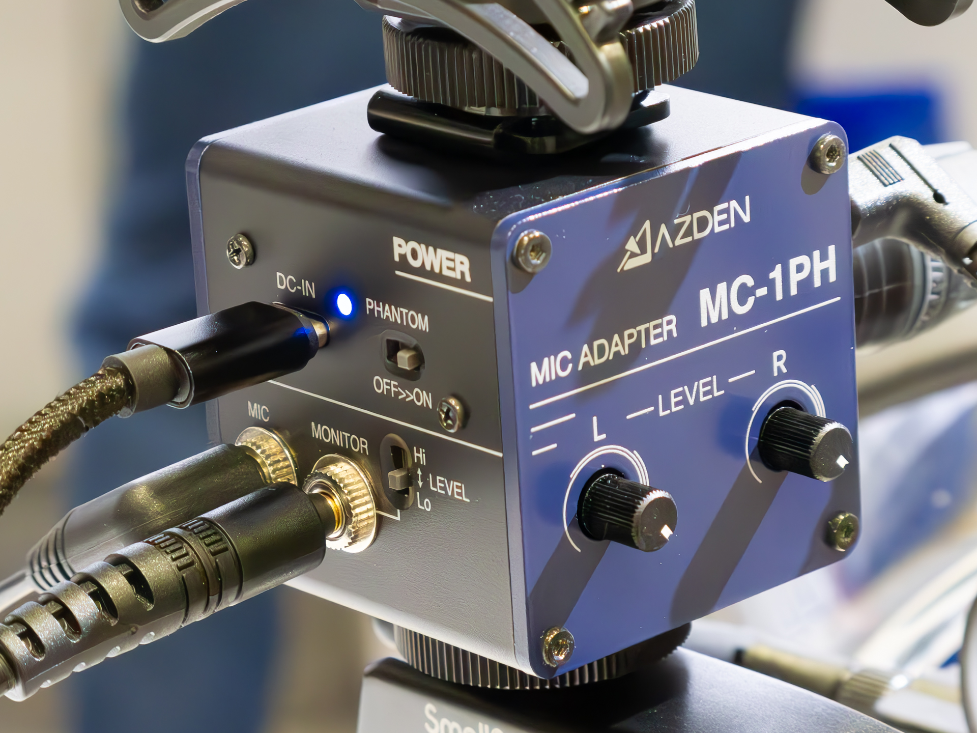 ヘッドホンの音量は2段階切り替え式