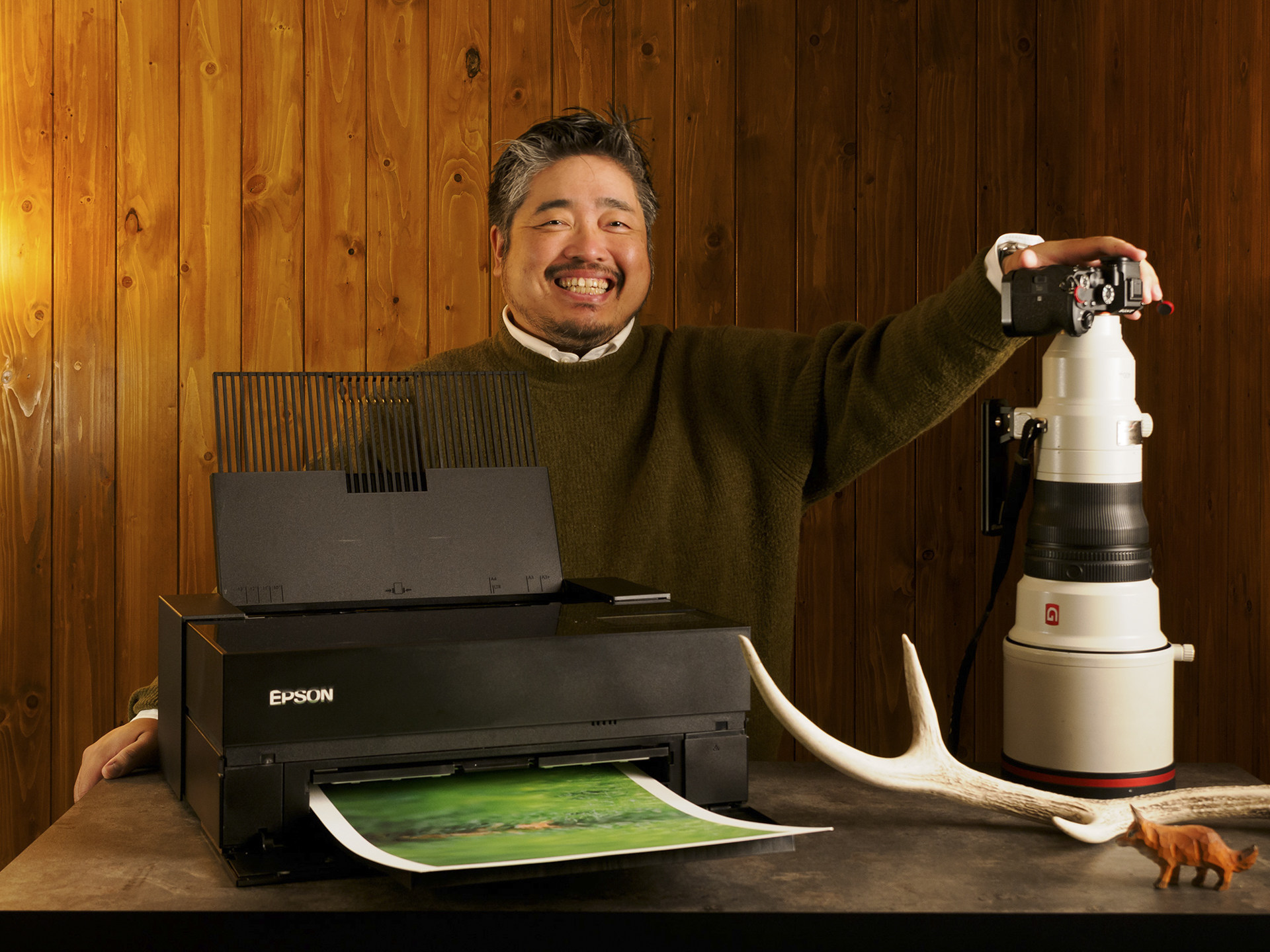 井上浩輝さんとFE 400mm F2.8 GM OSS（右）。手前のプリンターがSC-PX1V